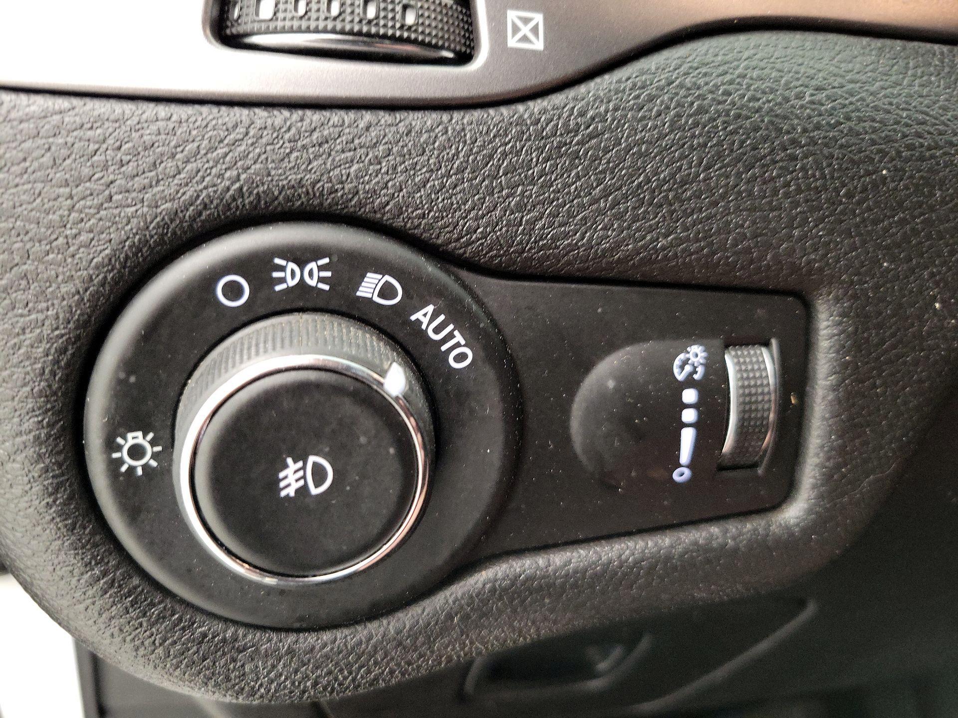 Thumbnail: 2019 Jeep Cherokee - 13