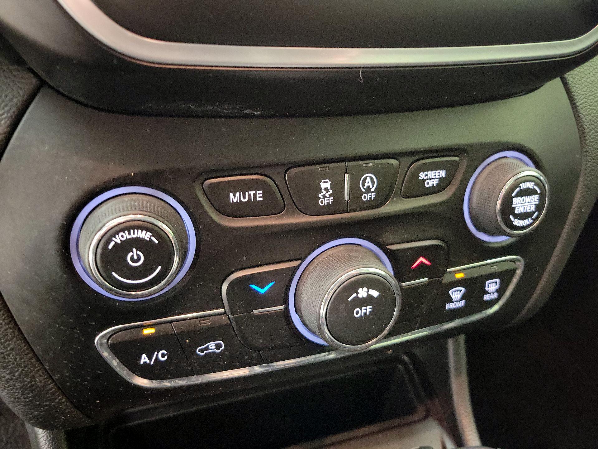 Thumbnail: 2019 Jeep Cherokee - 16