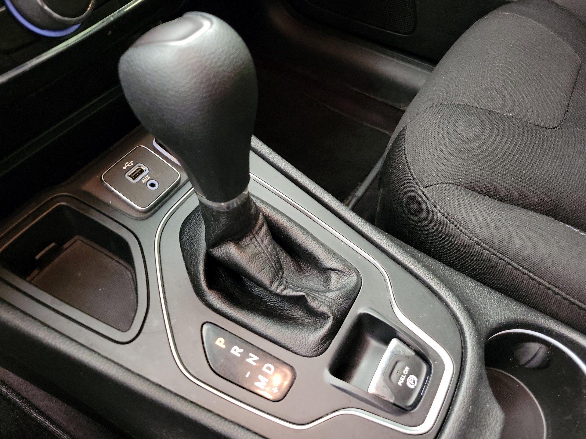 Thumbnail: 2019 Jeep Cherokee - 17