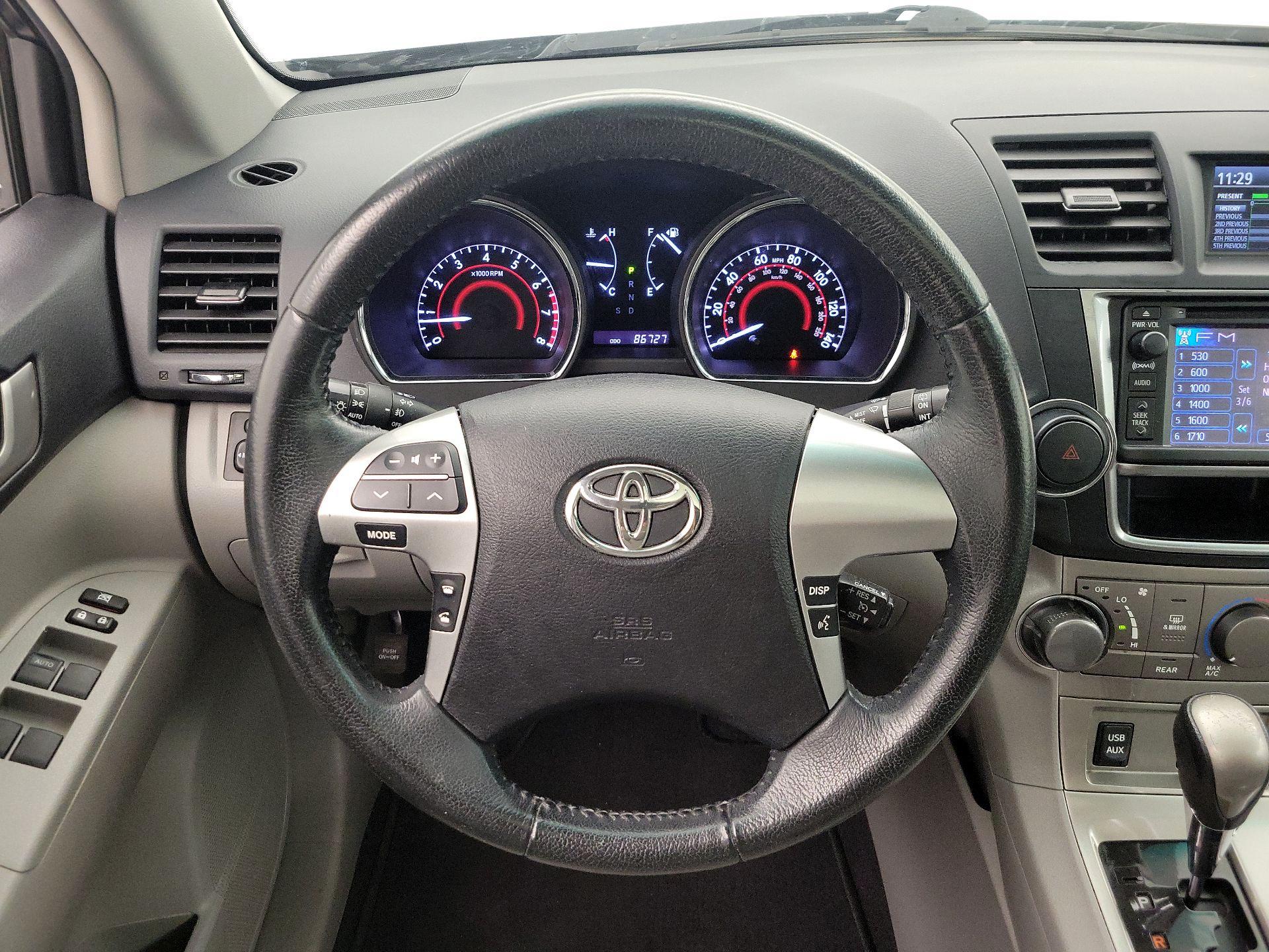 Thumbnail: 2013 Toyota Highlander - 10