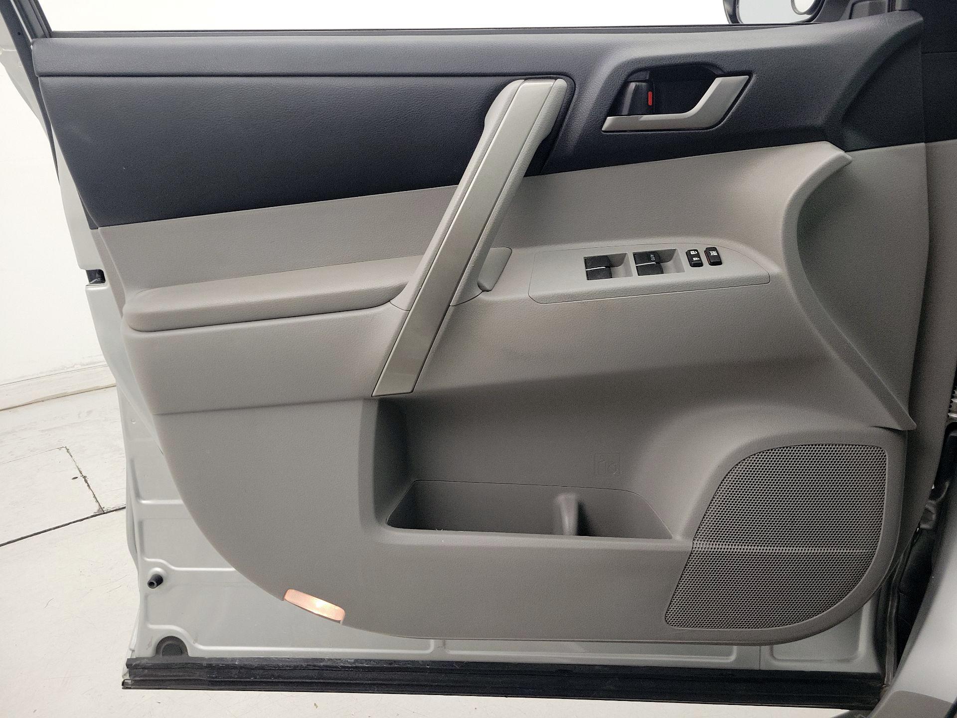 Thumbnail: 2013 Toyota Highlander - 12