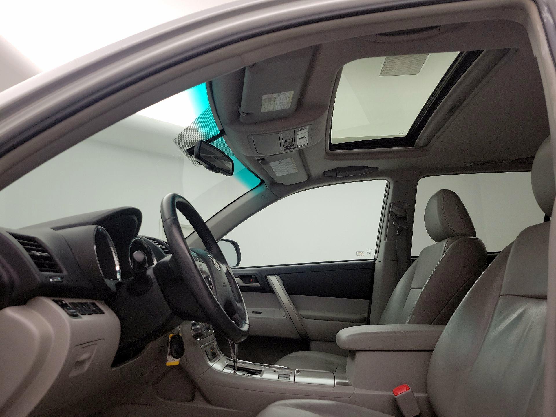 Thumbnail: 2013 Toyota Highlander - 19