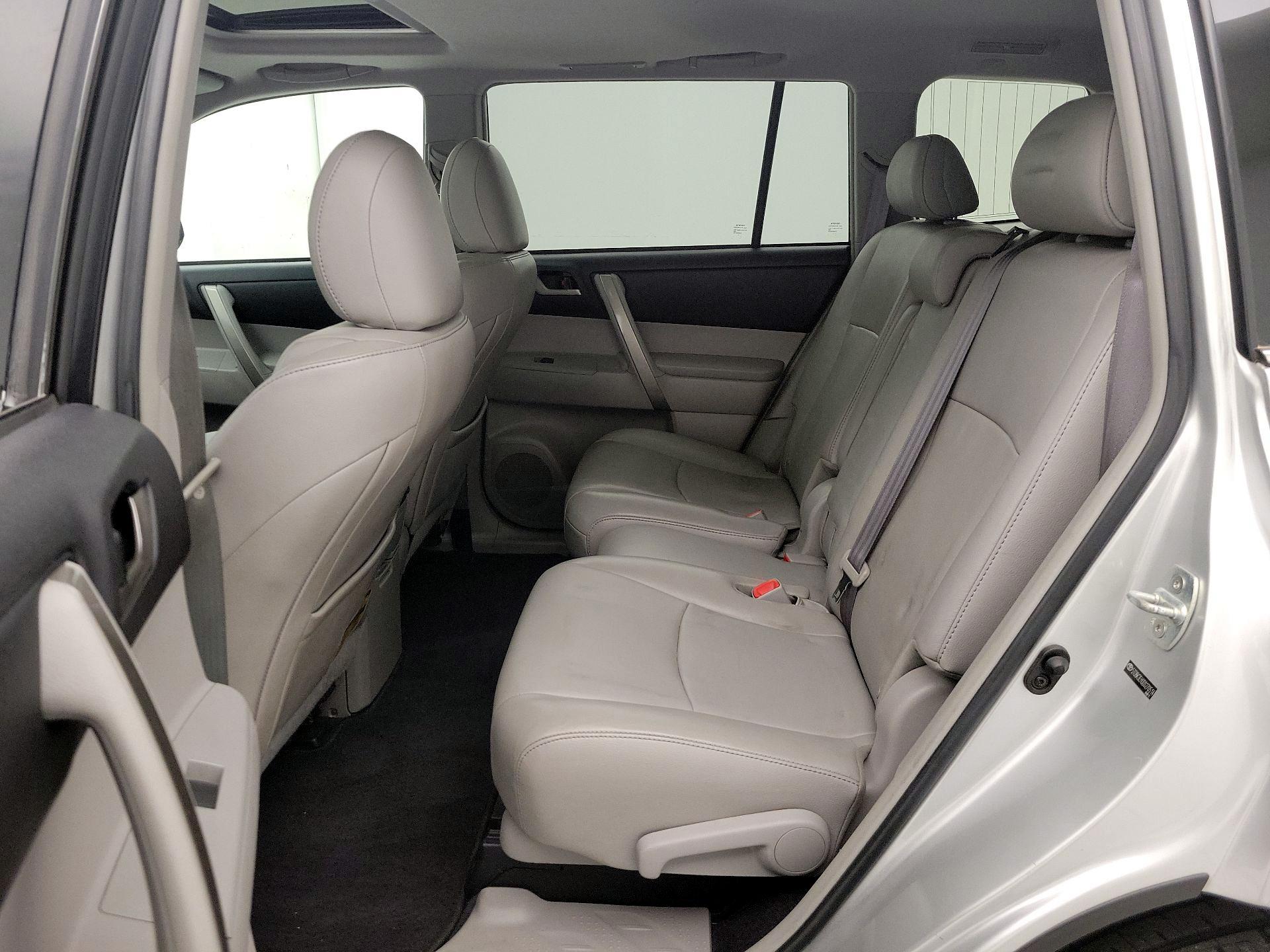 Thumbnail: 2013 Toyota Highlander - 20