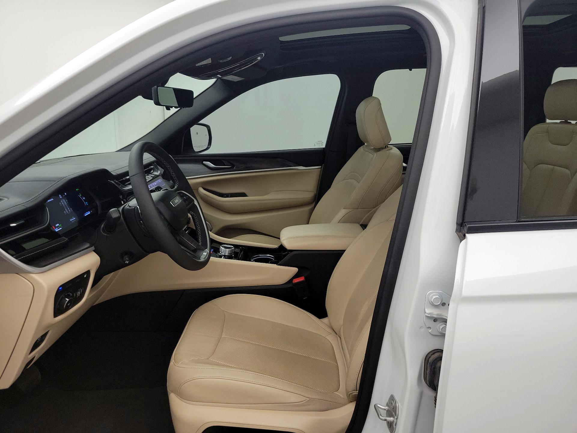 Thumbnail: 2022 Jeep Grand Cherokee - 11
