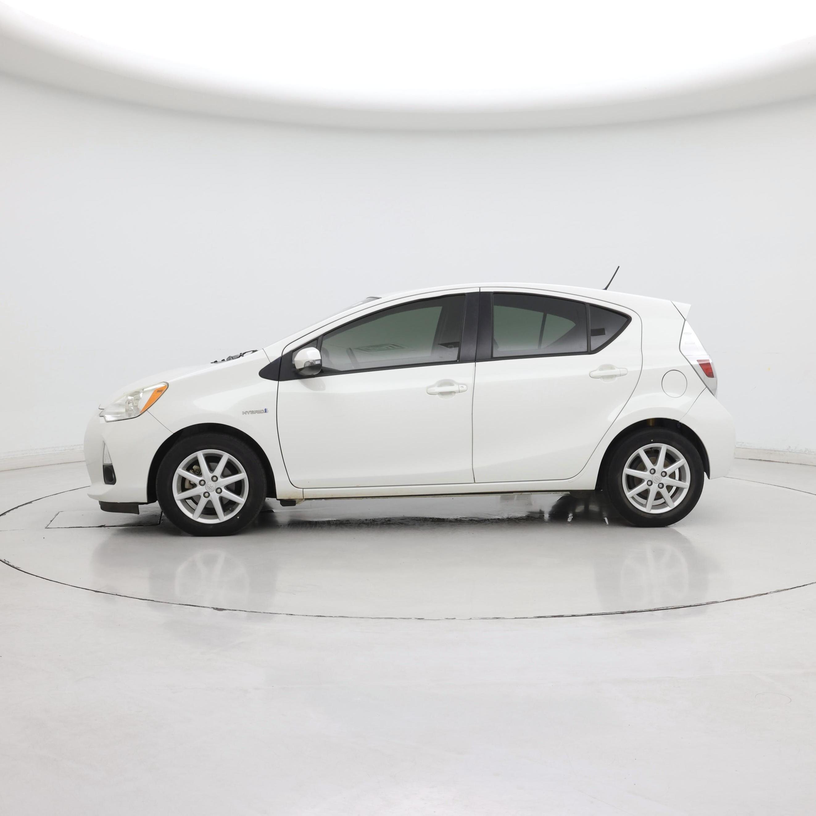 Thumbnail: 2013 Toyota Prius c - 3