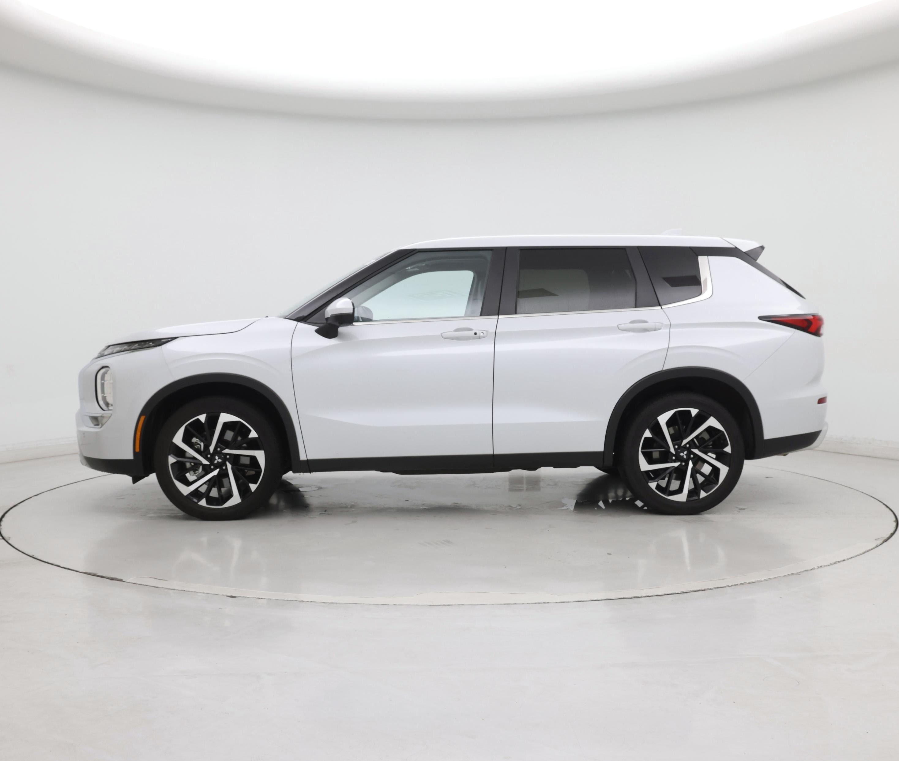 Thumbnail: 2024 Mitsubishi Outlander - 3