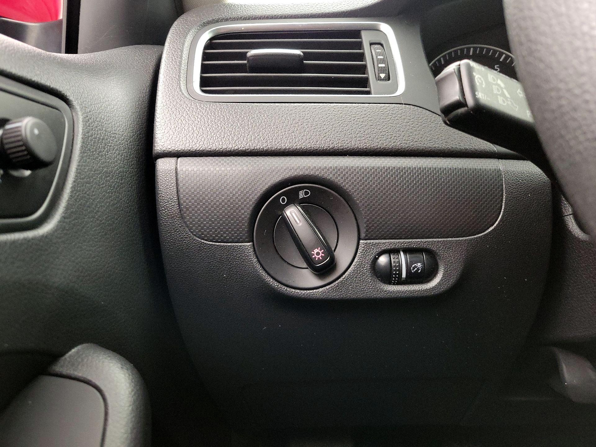 Thumbnail: 2014 Volkswagen Jetta - 13