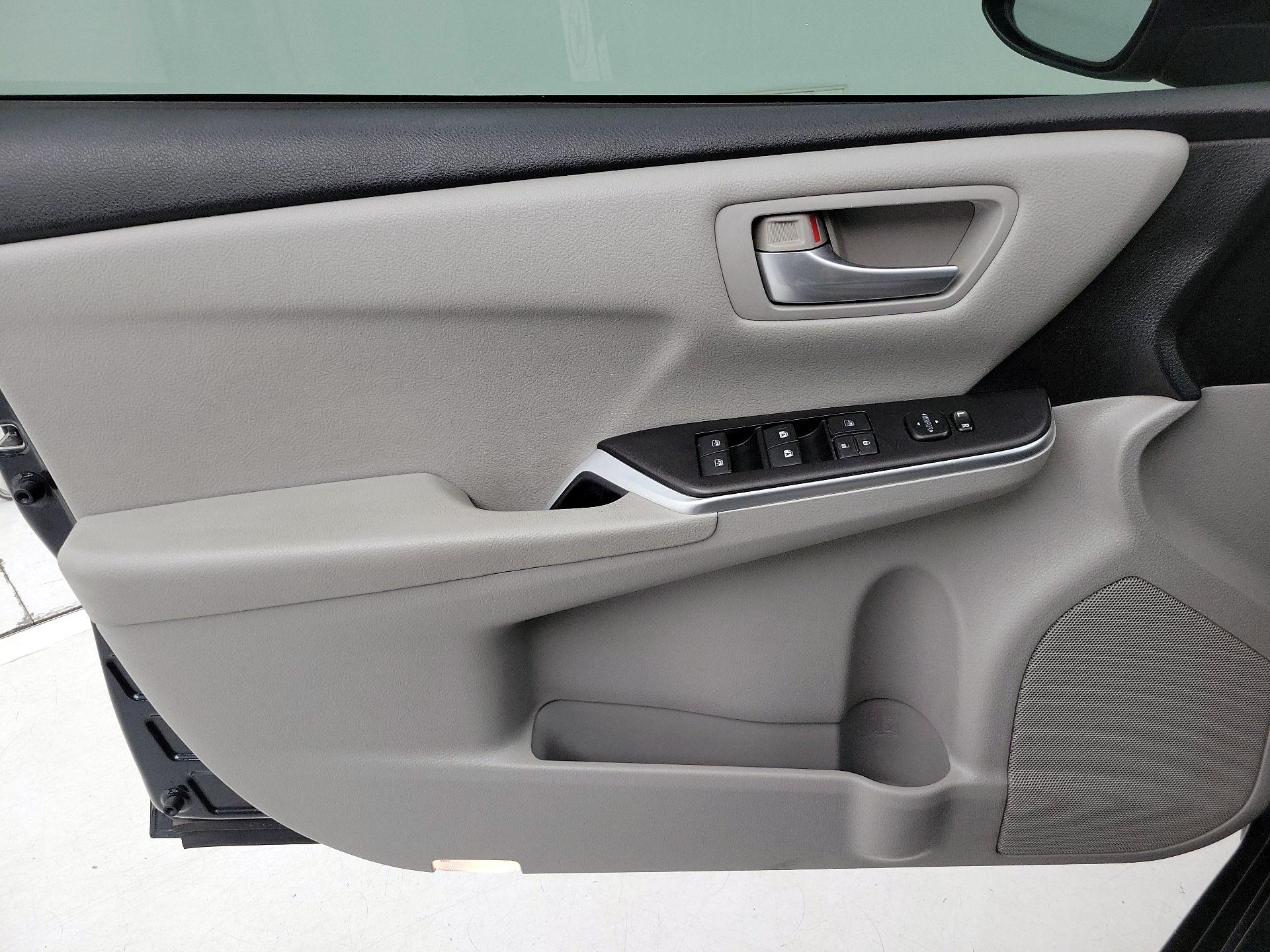 Thumbnail: 2016 Toyota Camry - 12