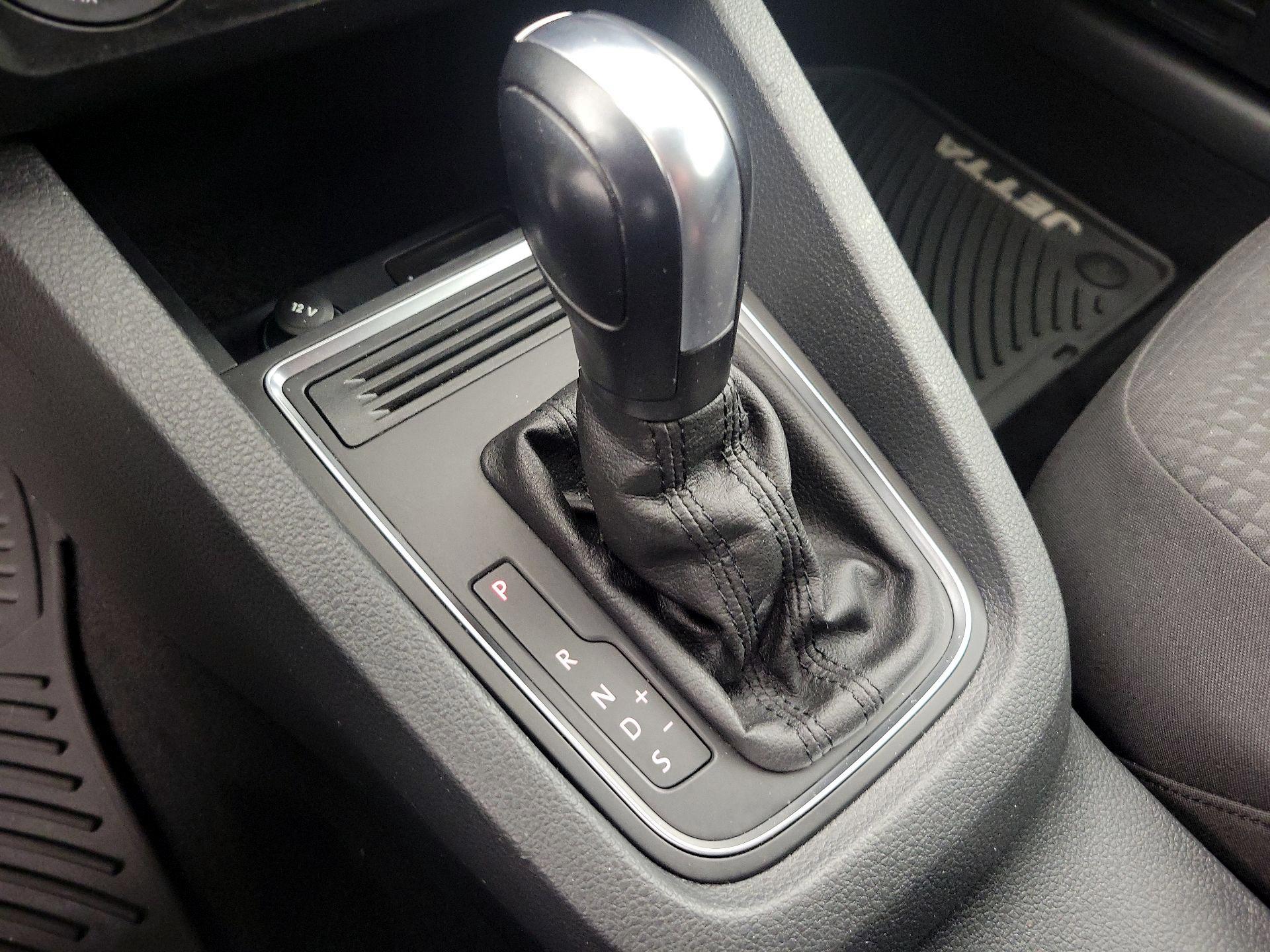 Thumbnail: 2016 Volkswagen Jetta - 16