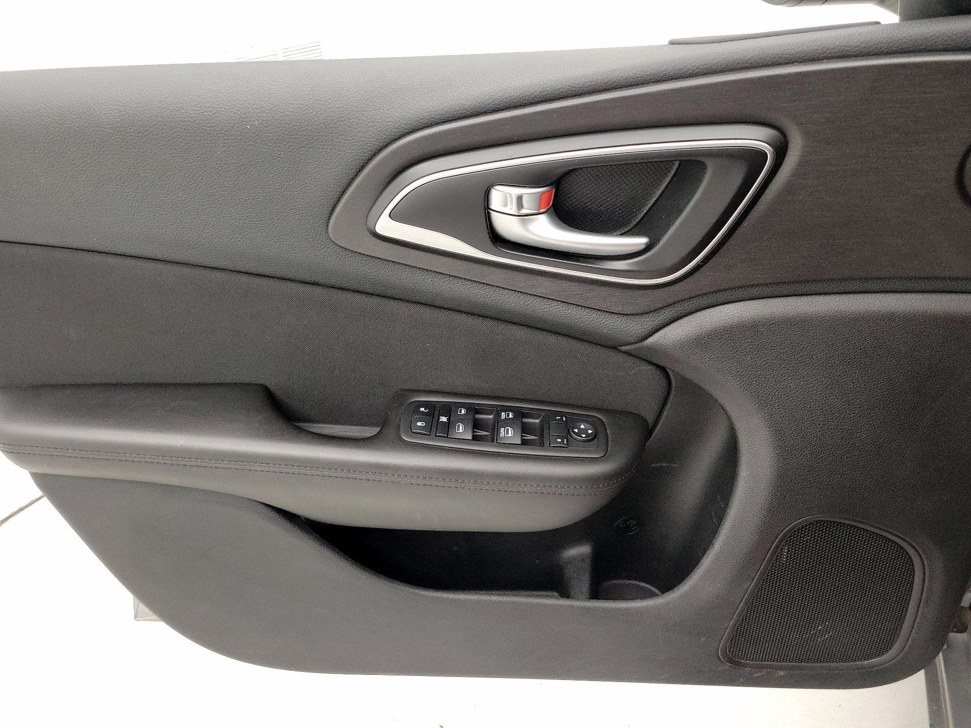 Thumbnail: 2016 Chrysler 200 - 12