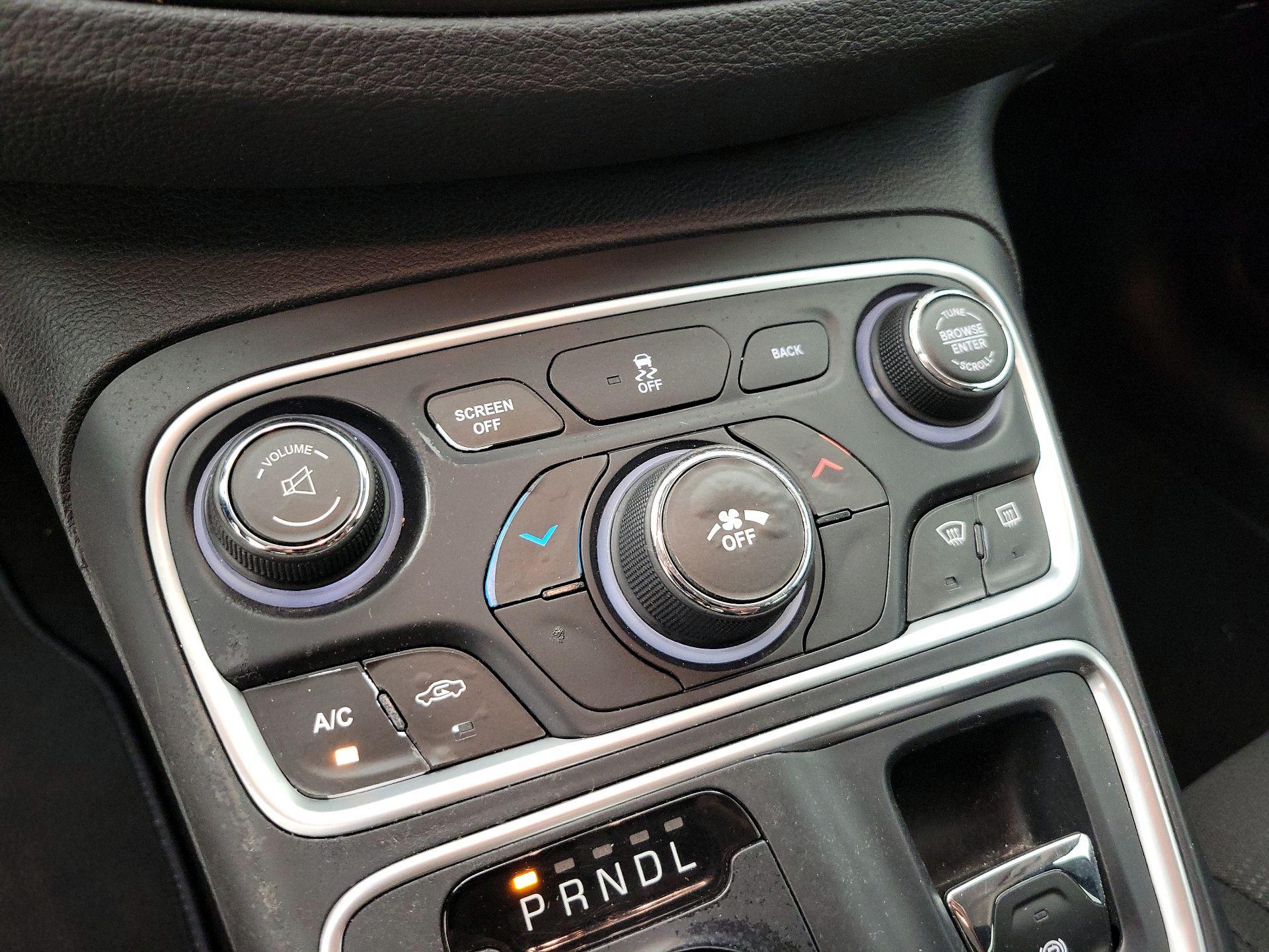 Thumbnail: 2016 Chrysler 200 - 16