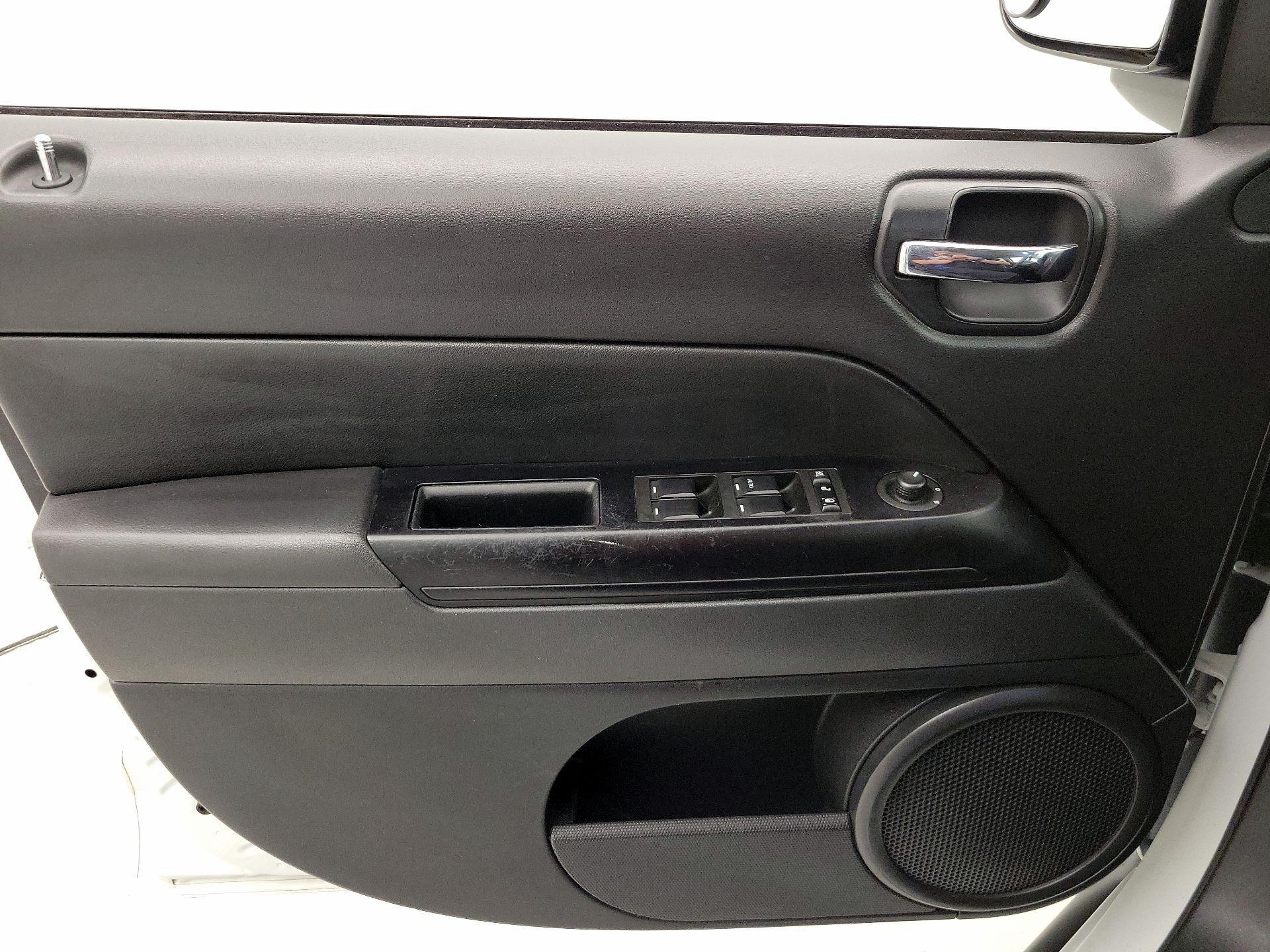 Thumbnail: 2015 Jeep Compass - 12