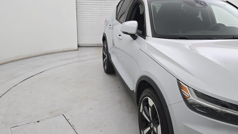 2020 Volvo XC40 T5 Momentum Hero Image