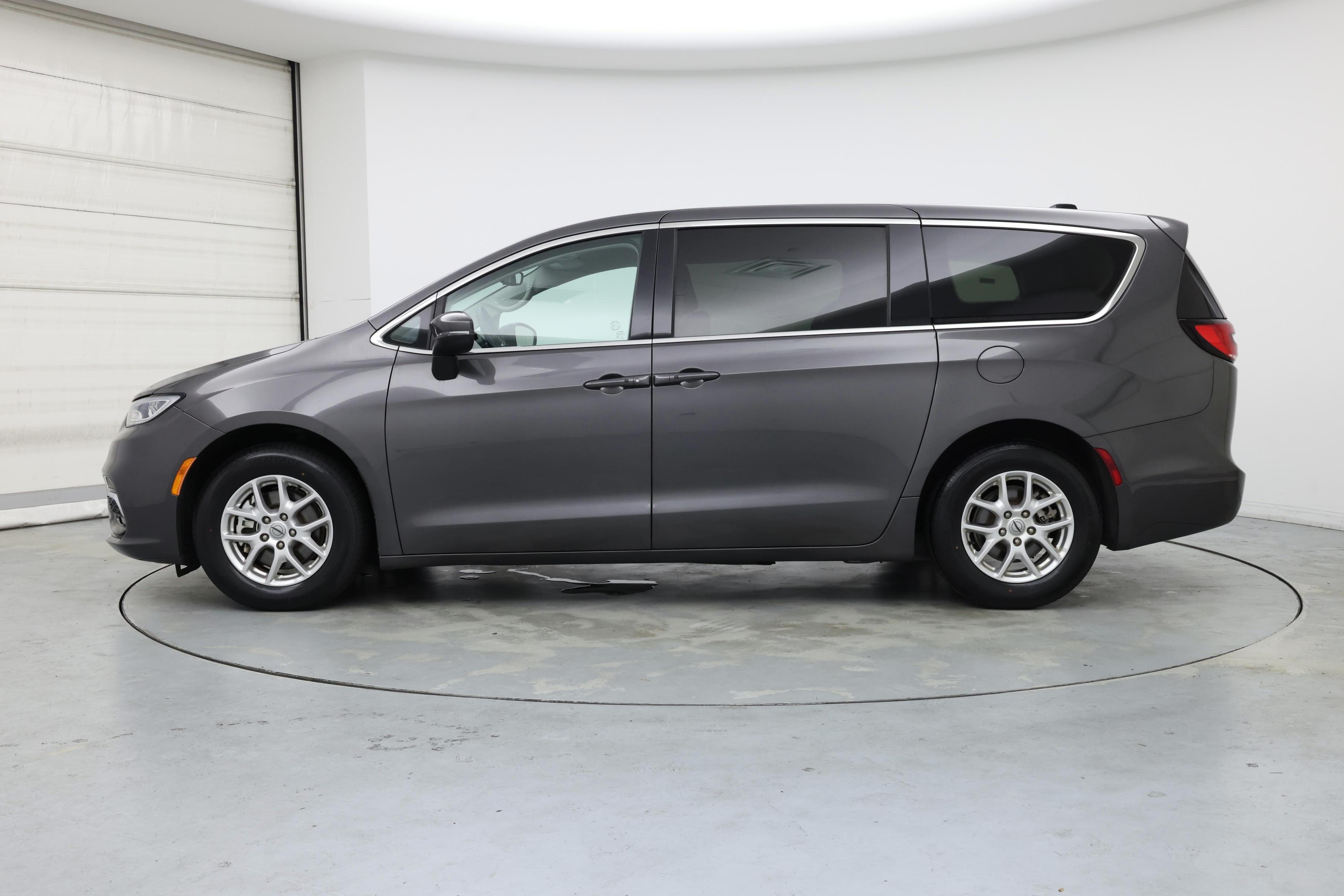 Thumbnail: 2023 Chrysler Pacifica - 3