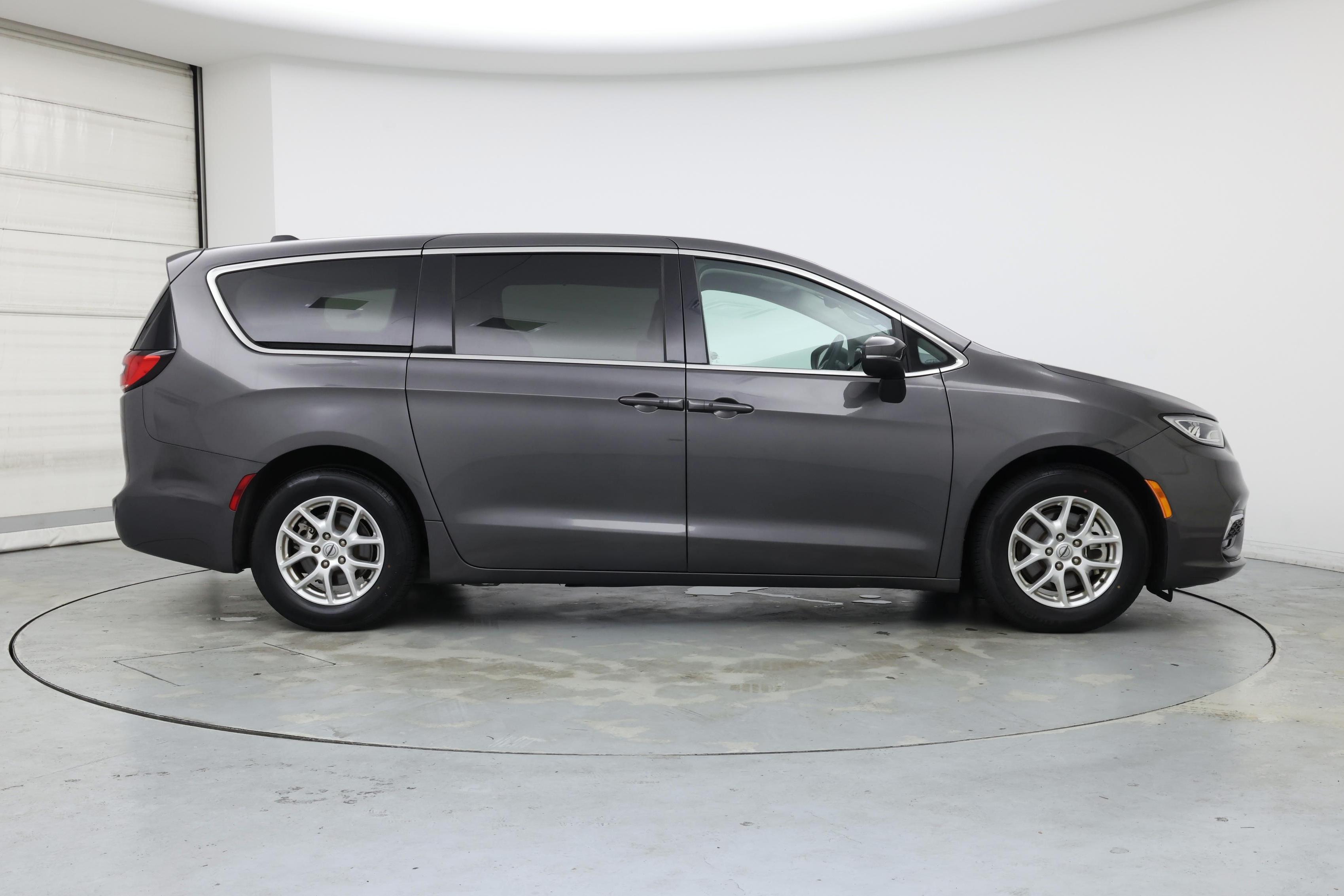 Thumbnail: 2023 Chrysler Pacifica - 7