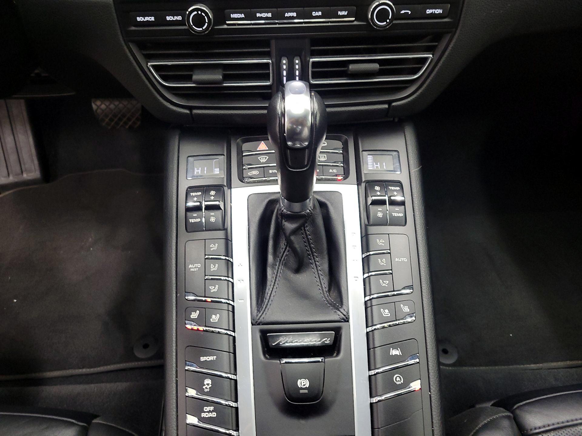Thumbnail: 2021 Porsche Macan - 18