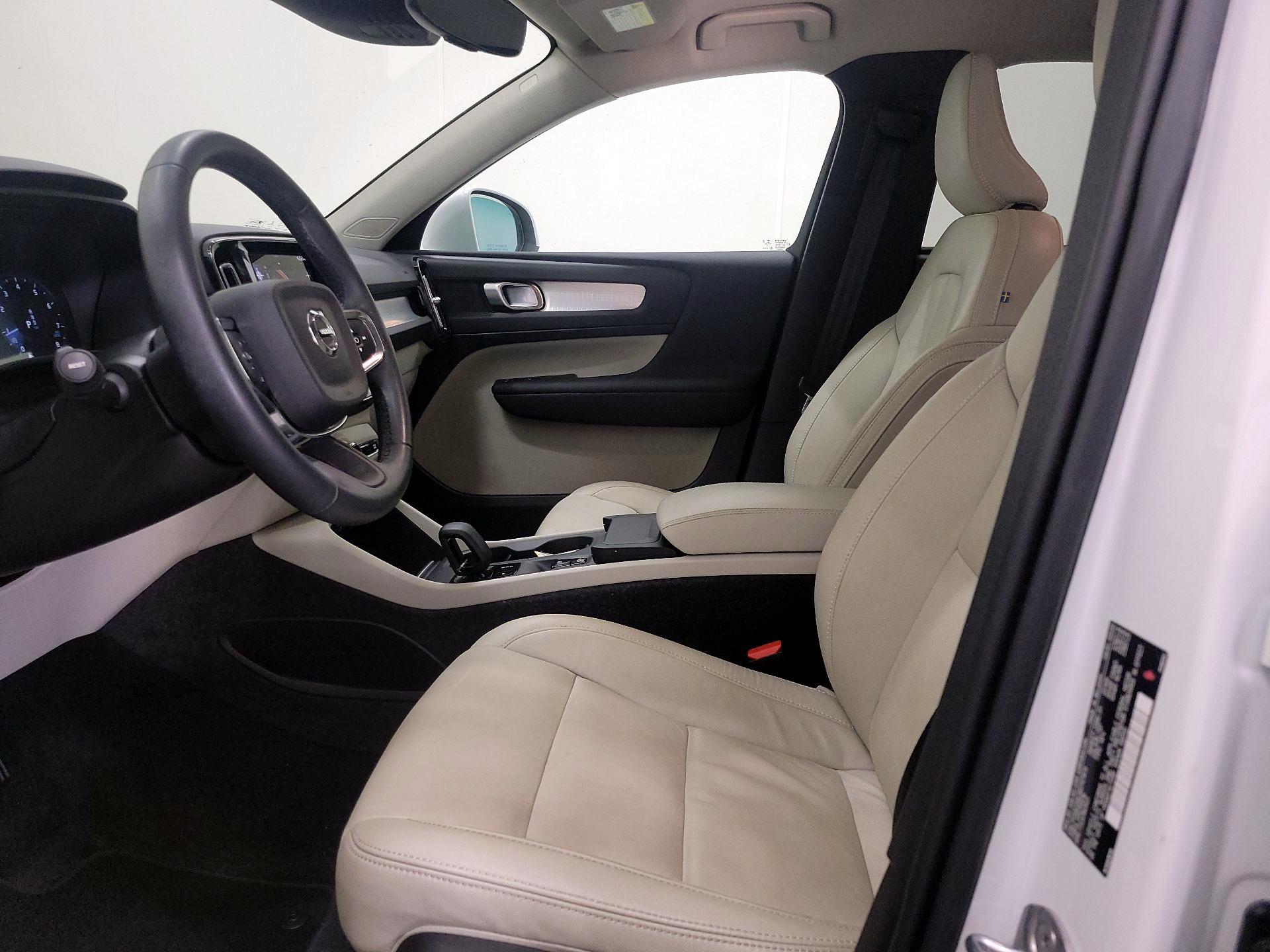 Thumbnail: 2022 Volvo XC40 - 11
