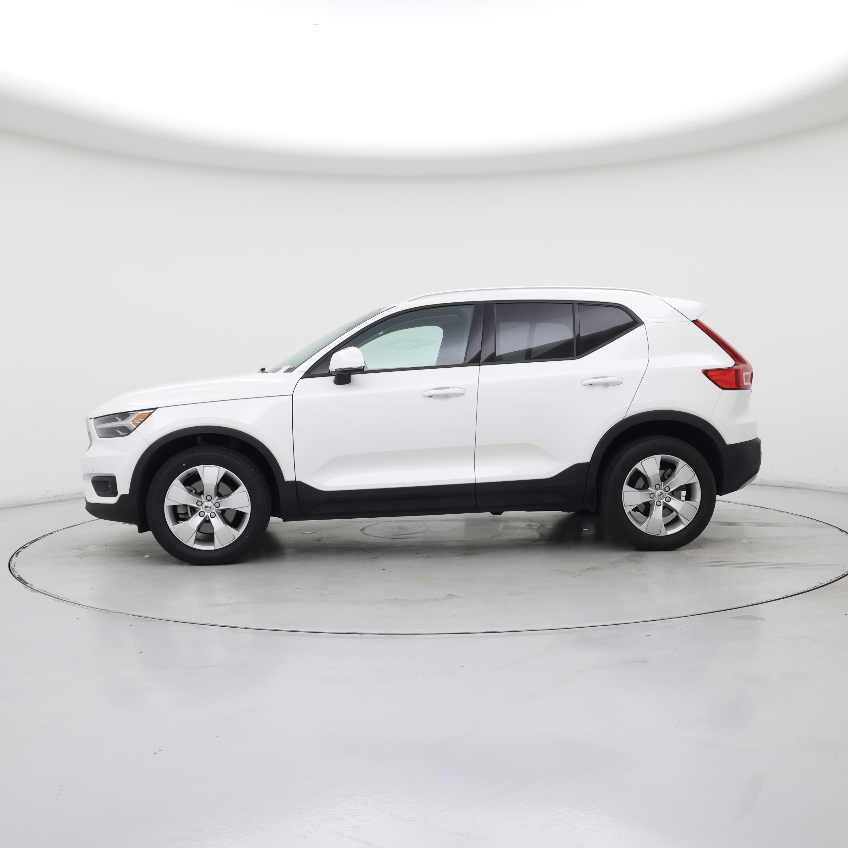 Thumbnail: 2022 Volvo XC40 - 3
