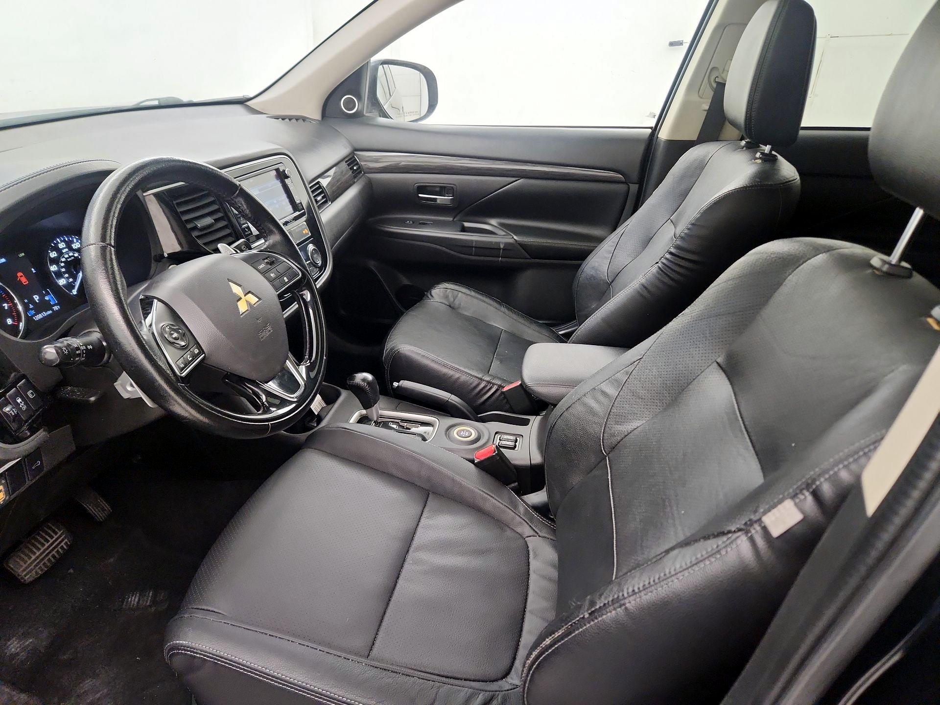 Thumbnail: 2016 Mitsubishi Outlander - 11