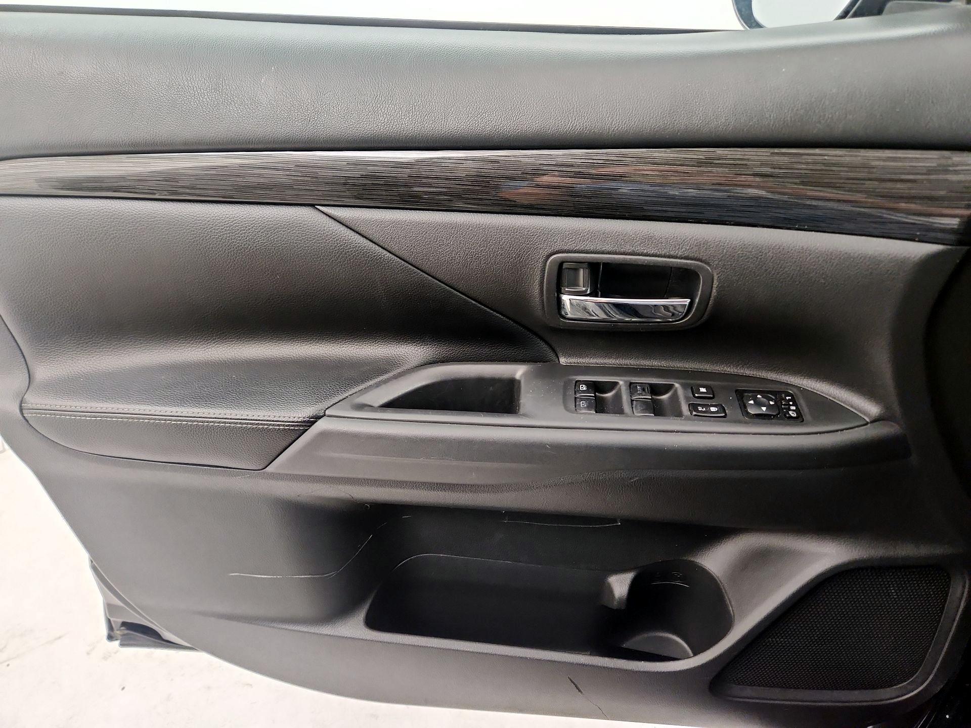 Thumbnail: 2016 Mitsubishi Outlander - 12