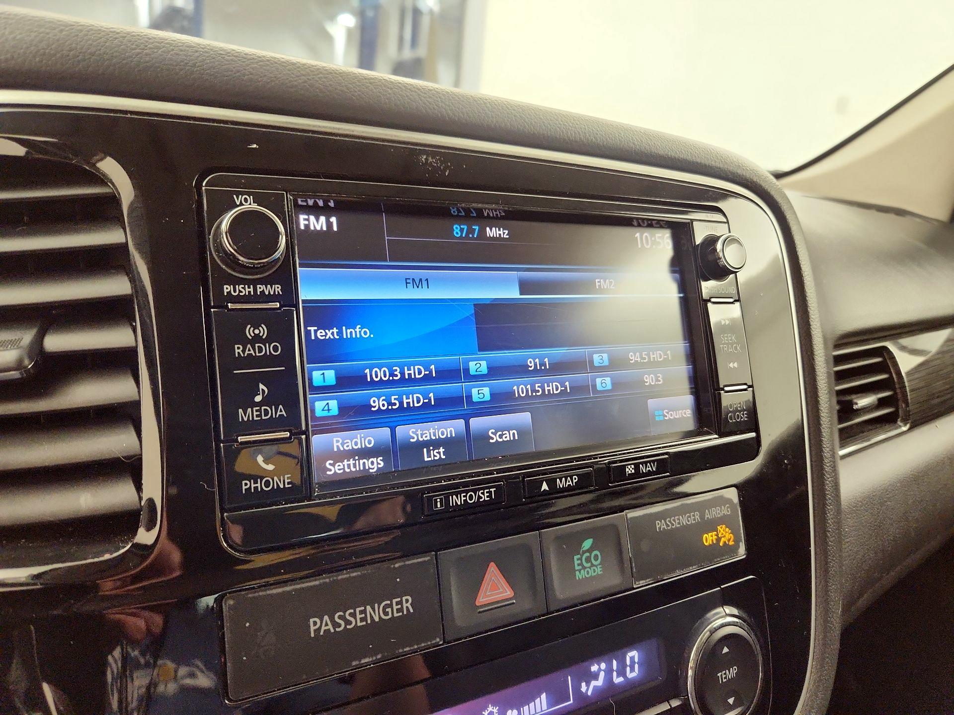 Thumbnail: 2016 Mitsubishi Outlander - 15
