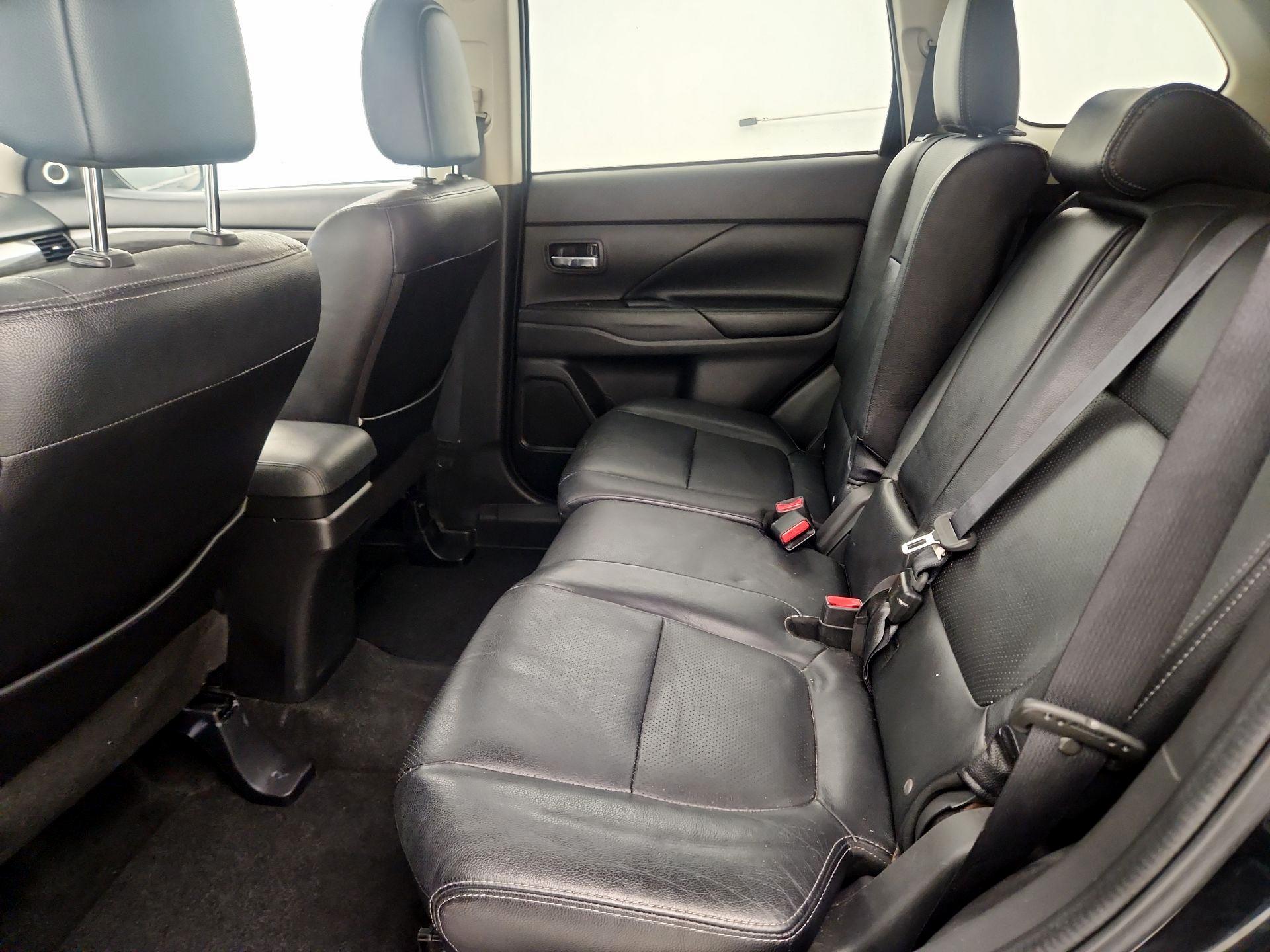 Thumbnail: 2016 Mitsubishi Outlander - 19