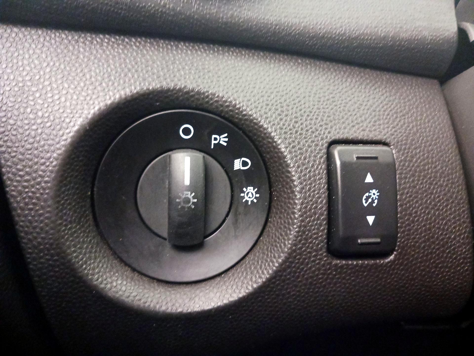 Thumbnail: 2014 Ford Fiesta - 13