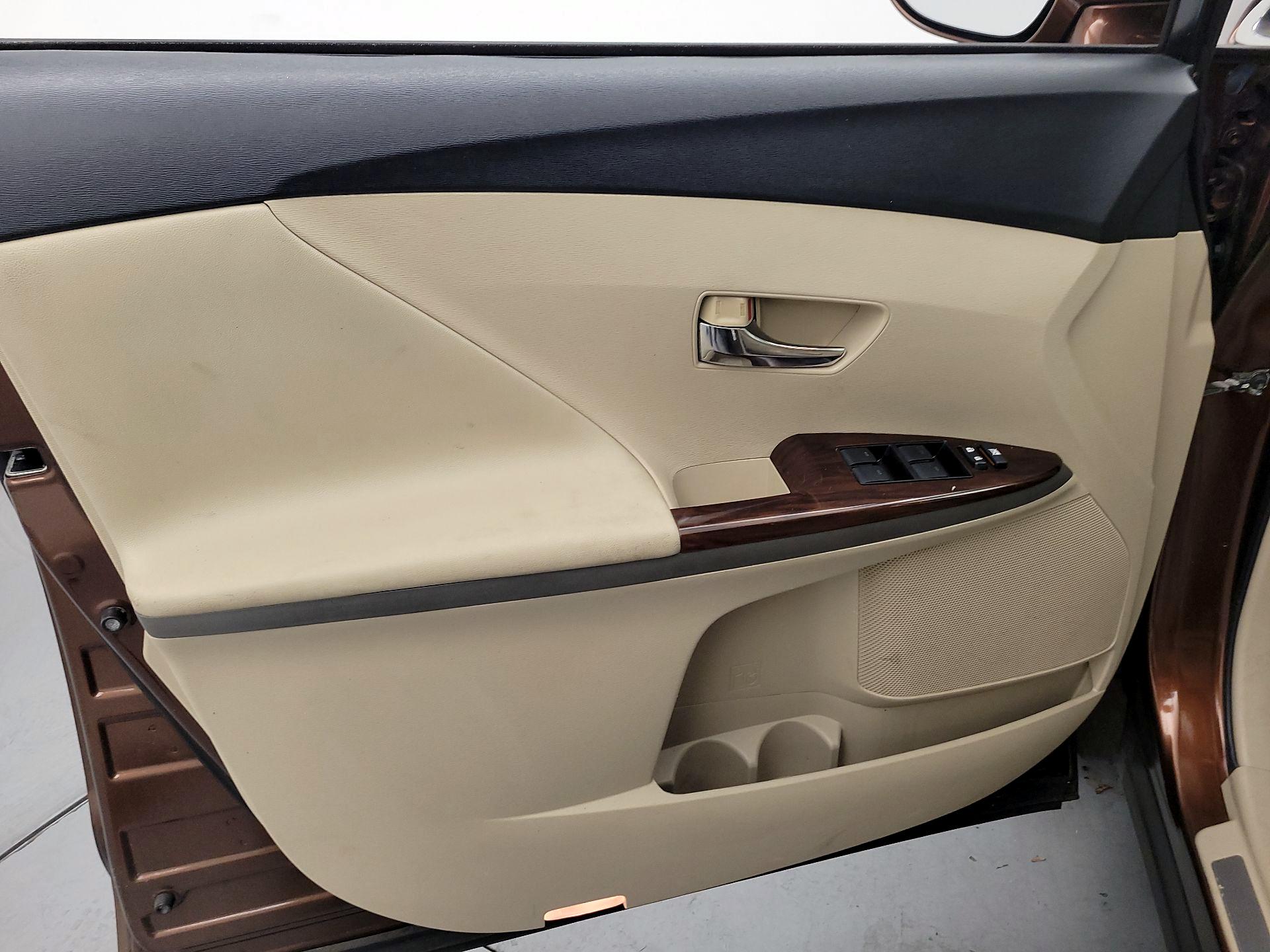 Thumbnail: 2013 Toyota Venza - 12