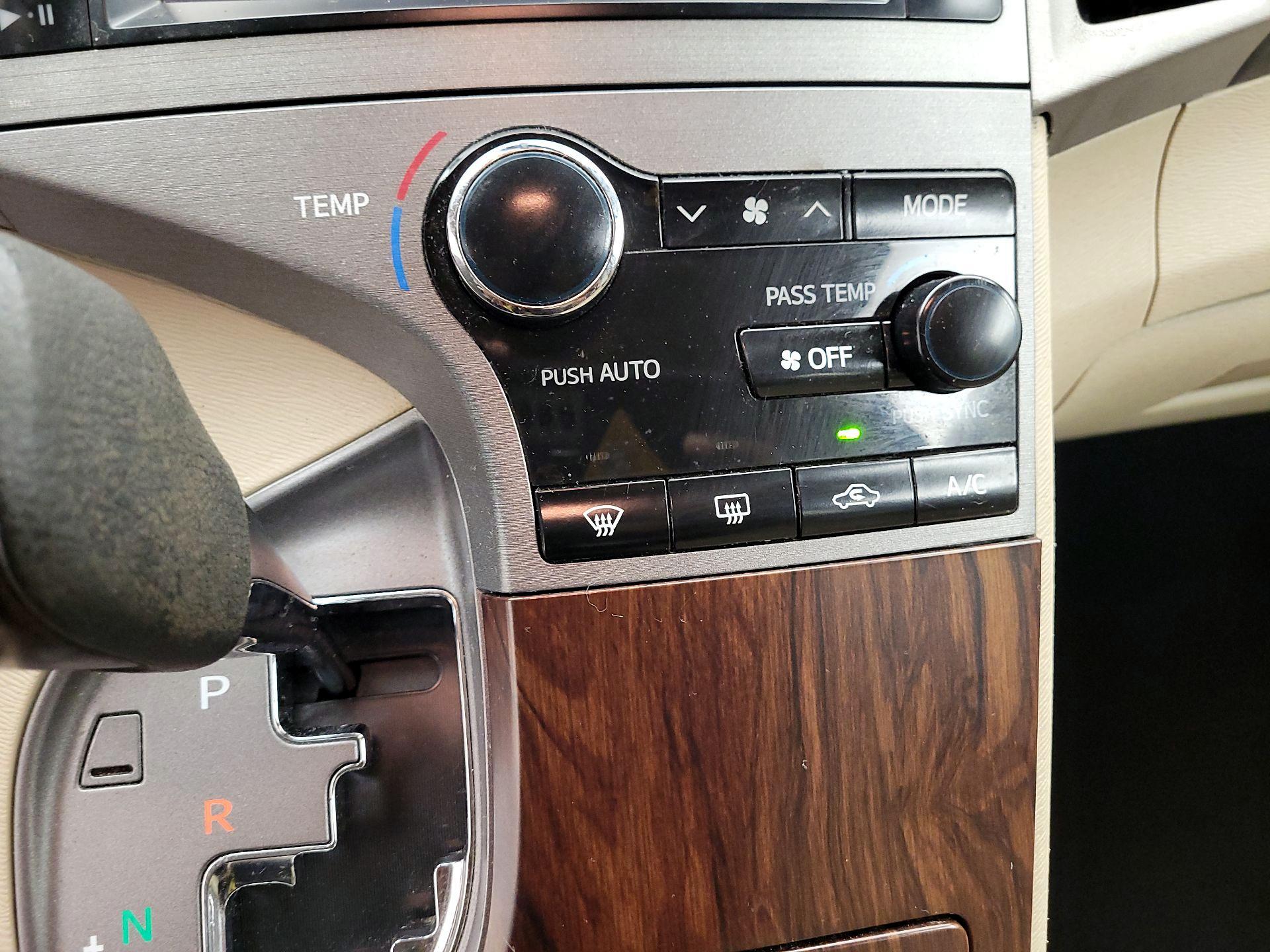 Thumbnail: 2013 Toyota Venza - 16