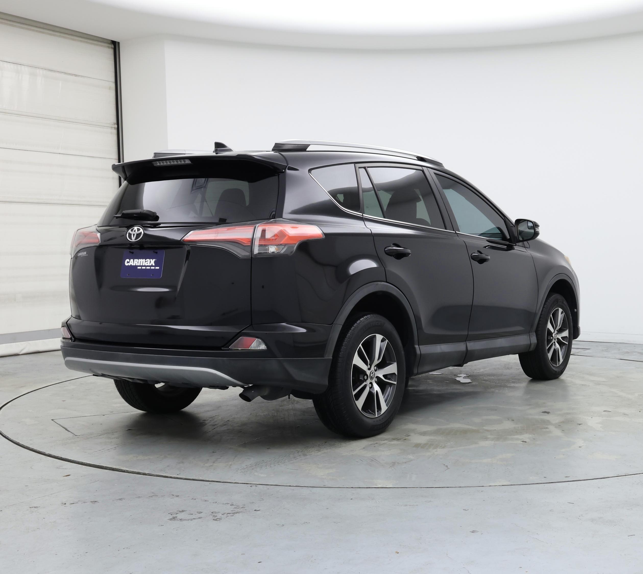Thumbnail: 2017 Toyota RAV4 - 8