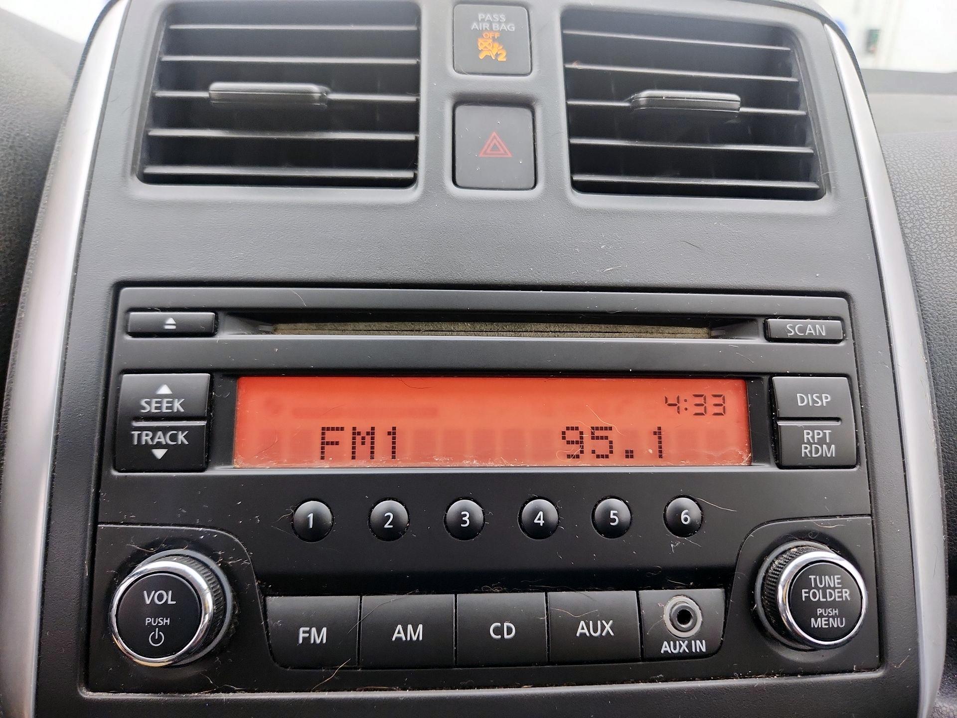 Thumbnail: 2014 Nissan Versa Note - 17
