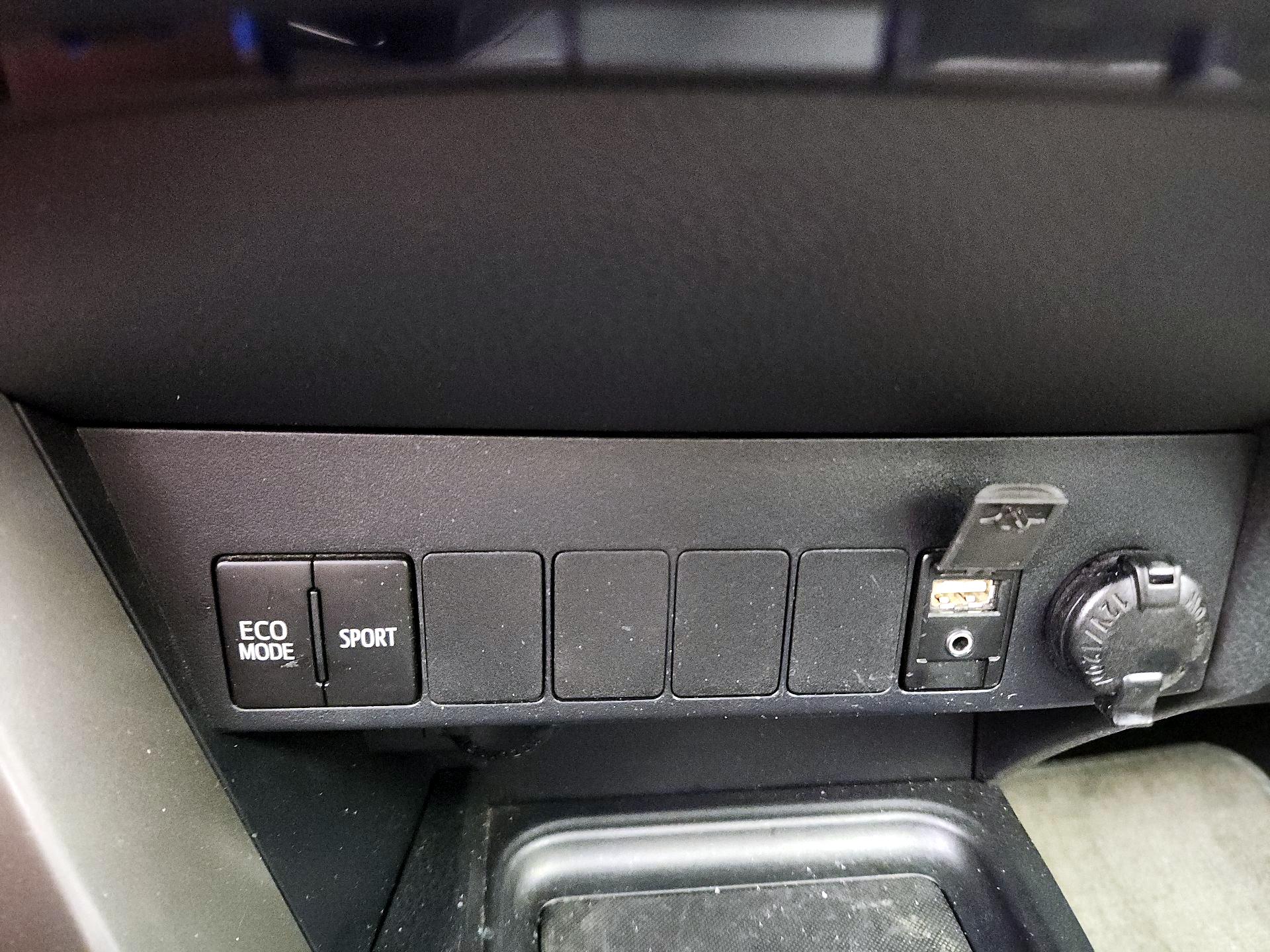 Thumbnail: 2018 Toyota RAV4 - 18