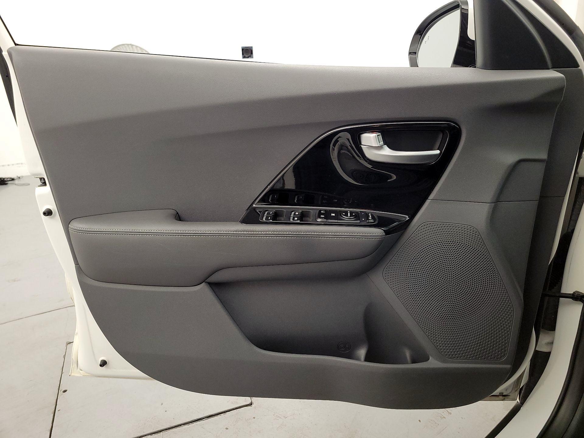 Thumbnail: 2017 Kia Niro - 12