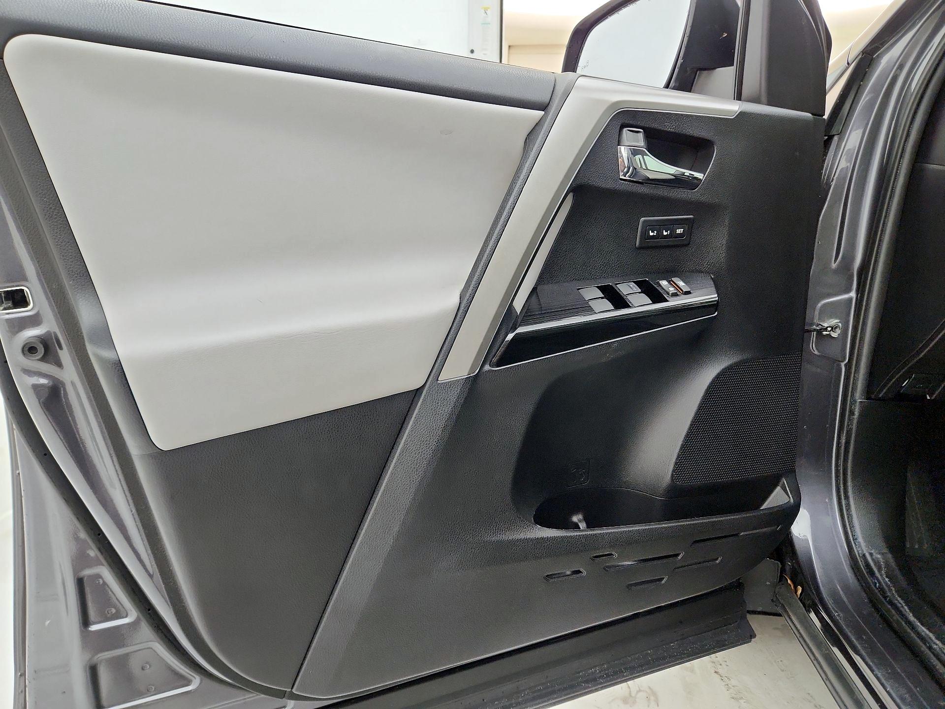 Thumbnail: 2018 Toyota RAV4 - 12