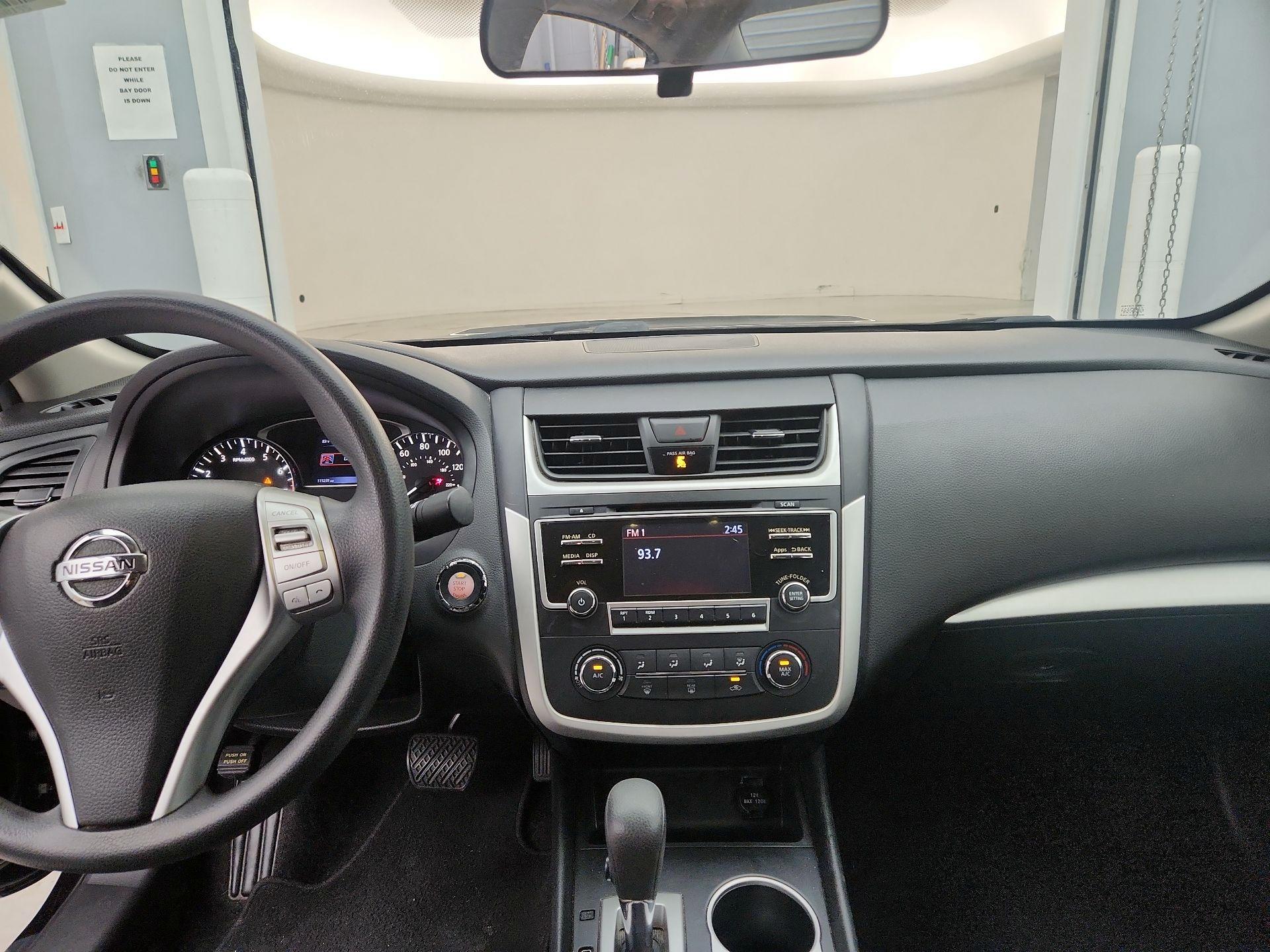 Thumbnail: 2016 Nissan Altima - 9