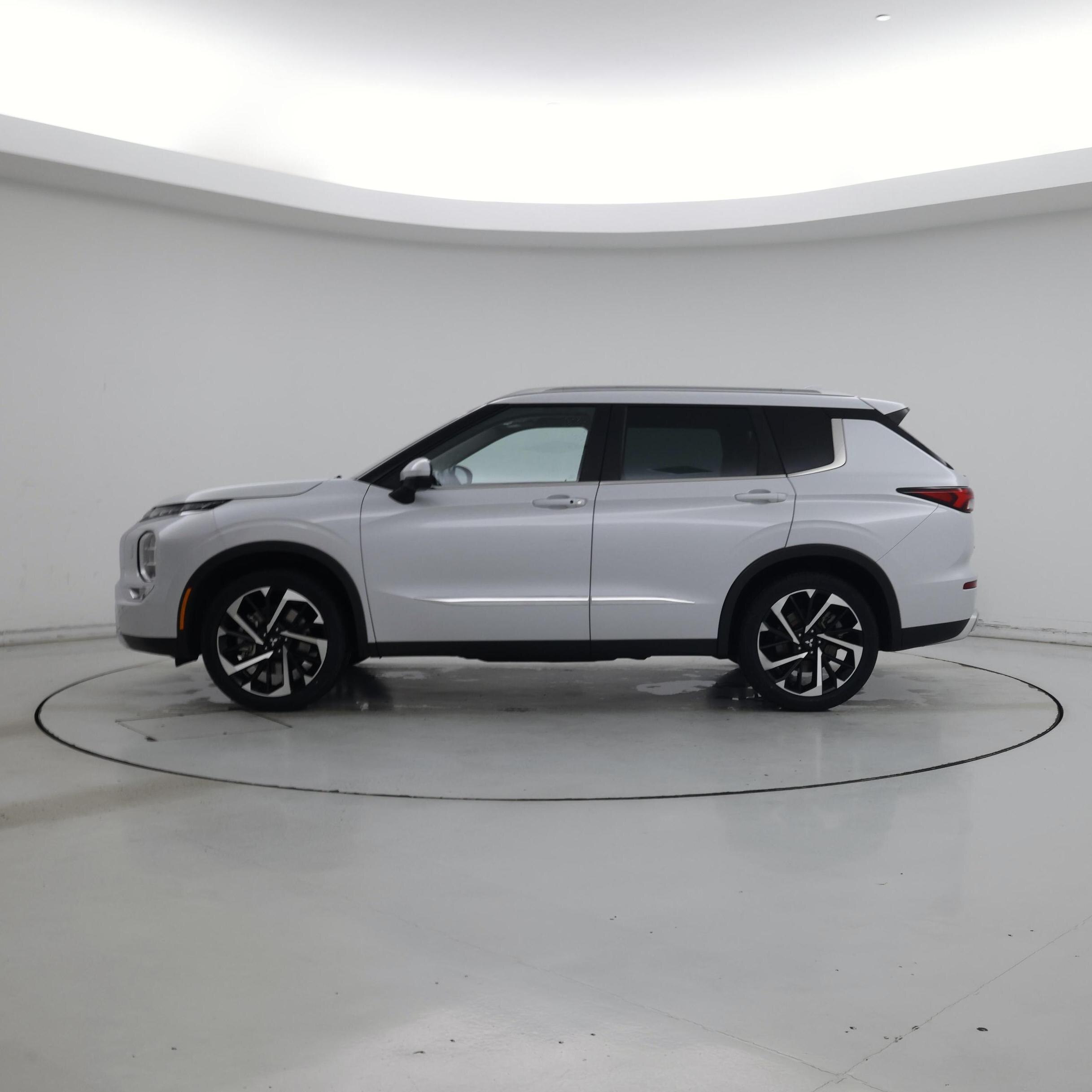 Thumbnail: 2022 Mitsubishi Outlander - 3