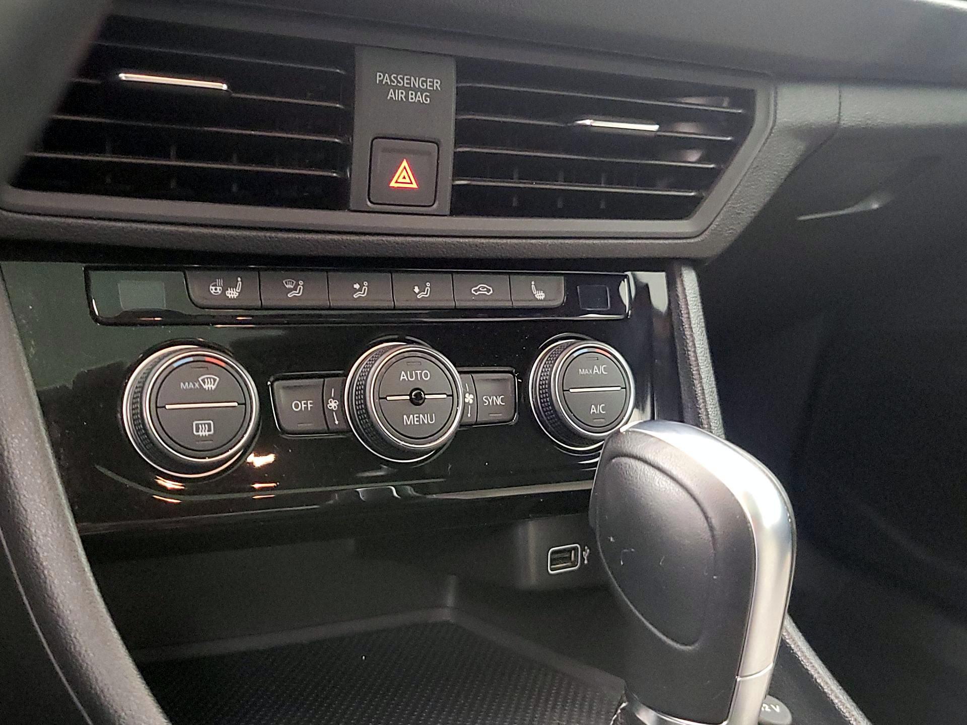 Thumbnail: 2019 Volkswagen Jetta - 16