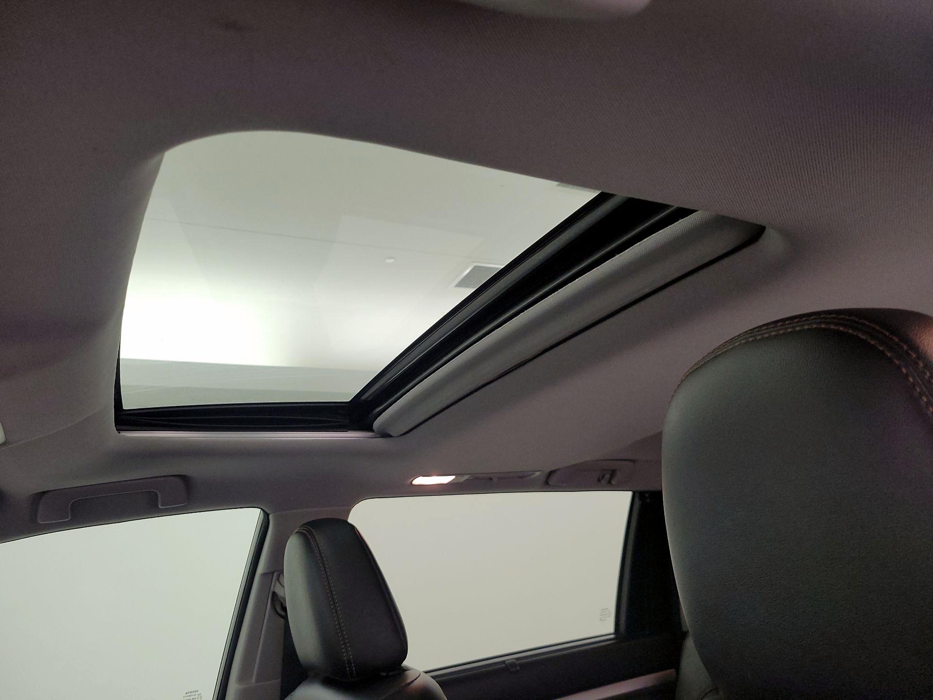 Thumbnail: 2016 Toyota Highlander - 20