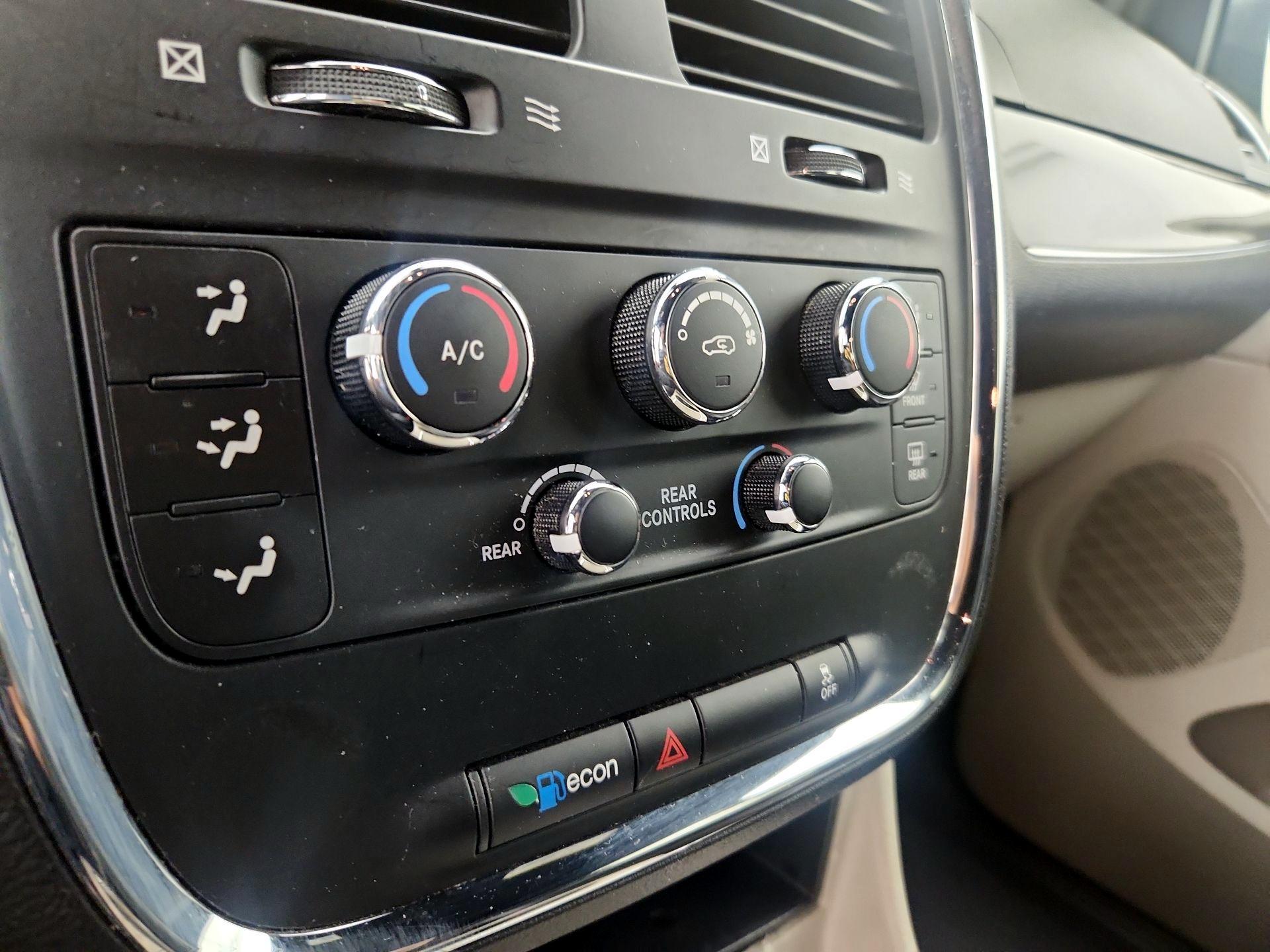 Thumbnail: 2019 Dodge Grand Caravan - 16
