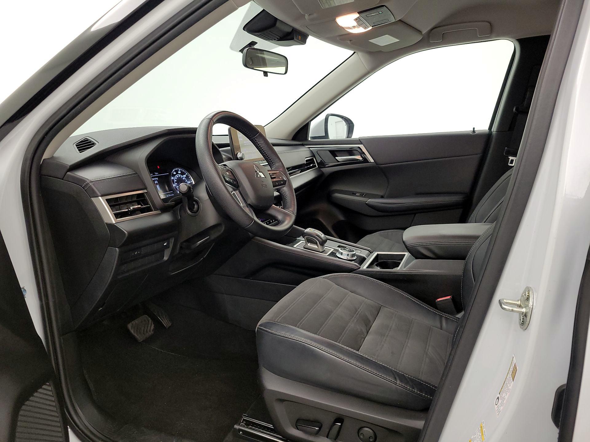 Thumbnail: 2023 Mitsubishi Outlander - 11