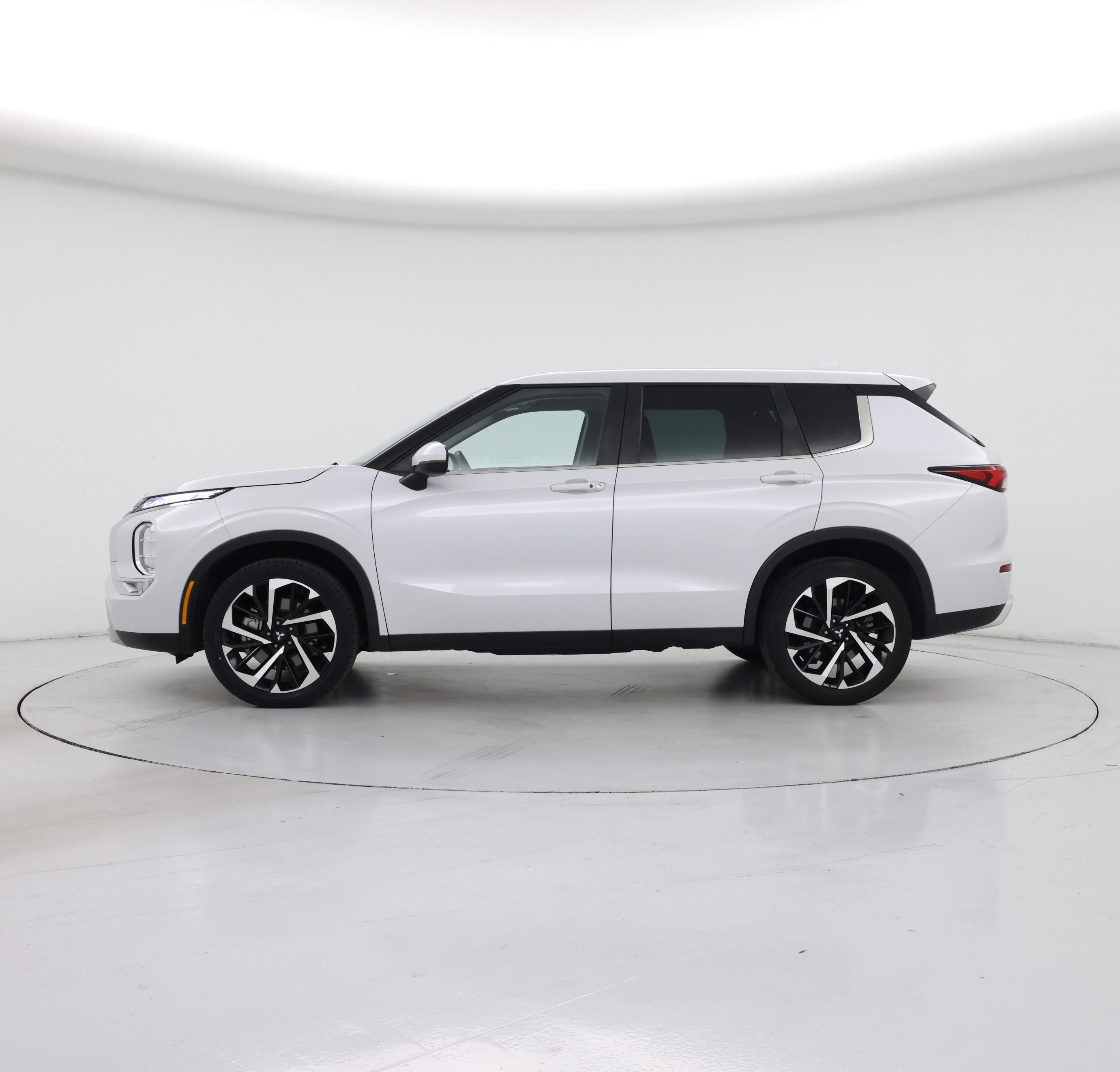 Thumbnail: 2023 Mitsubishi Outlander - 3