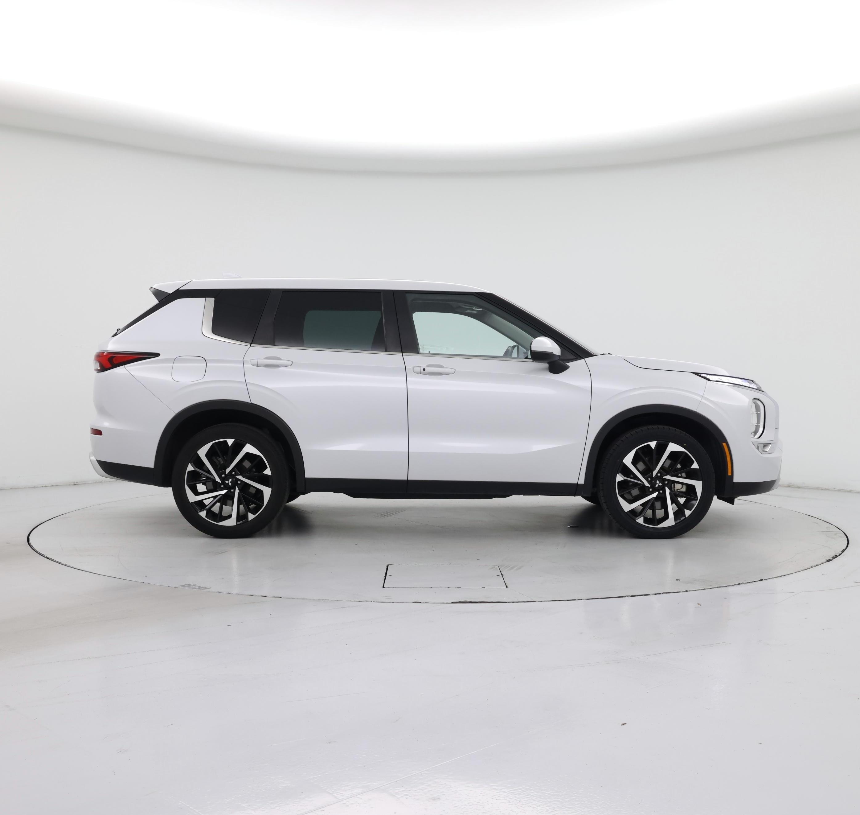 Thumbnail: 2023 Mitsubishi Outlander - 7
