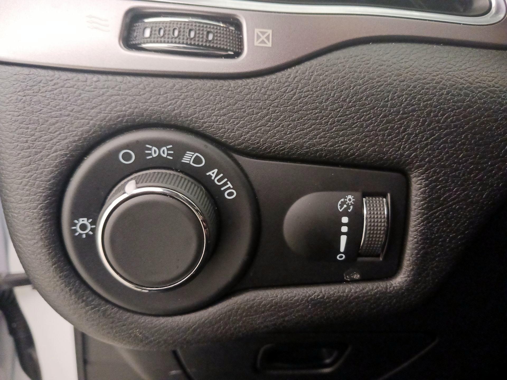 Thumbnail: 2021 Jeep Cherokee - 13