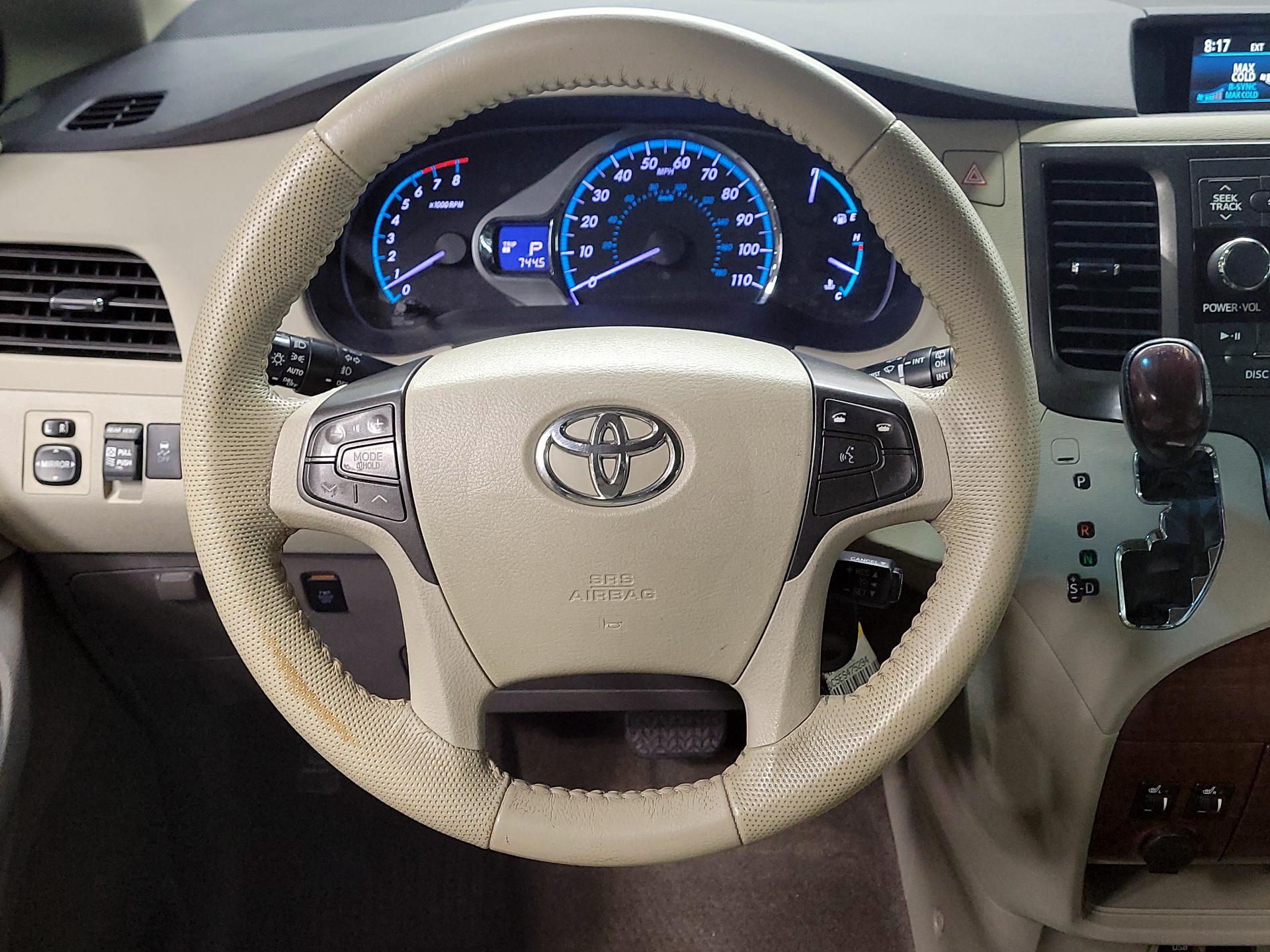 Thumbnail: 2014 Toyota Sienna - 10