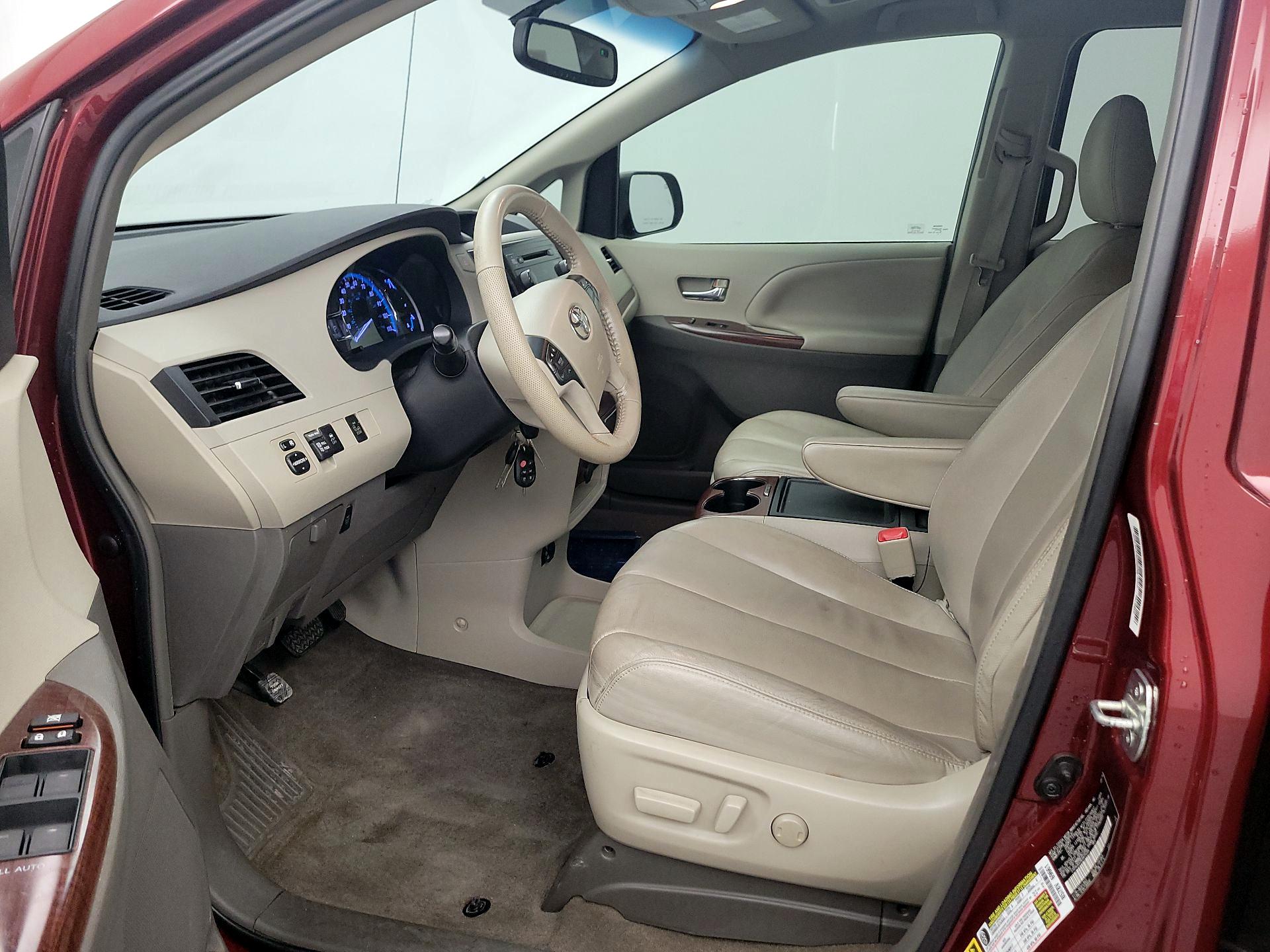 Thumbnail: 2014 Toyota Sienna - 11