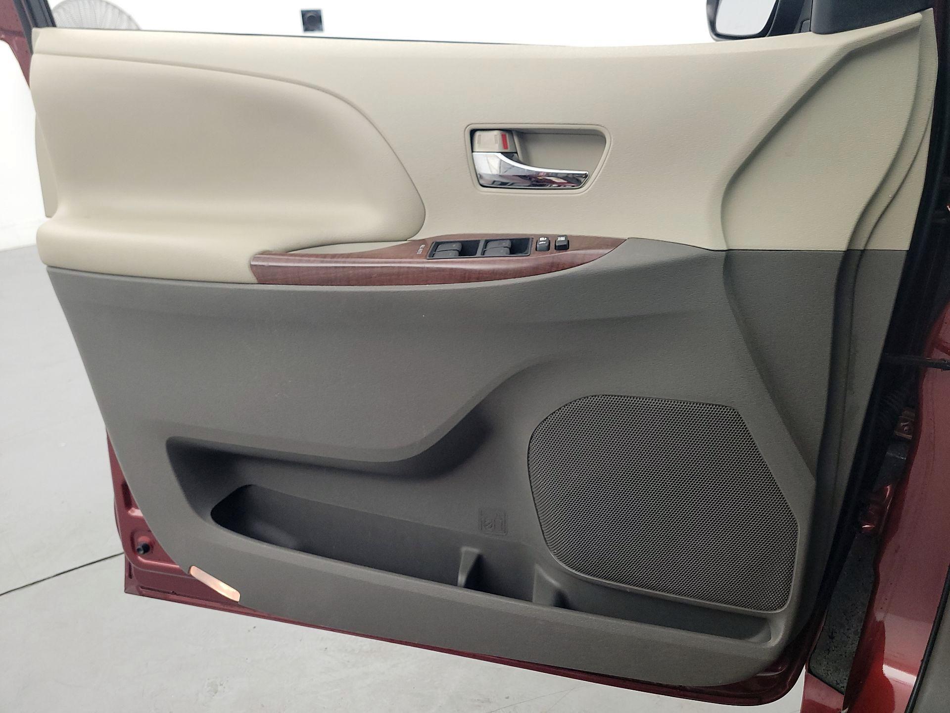 Thumbnail: 2014 Toyota Sienna - 12