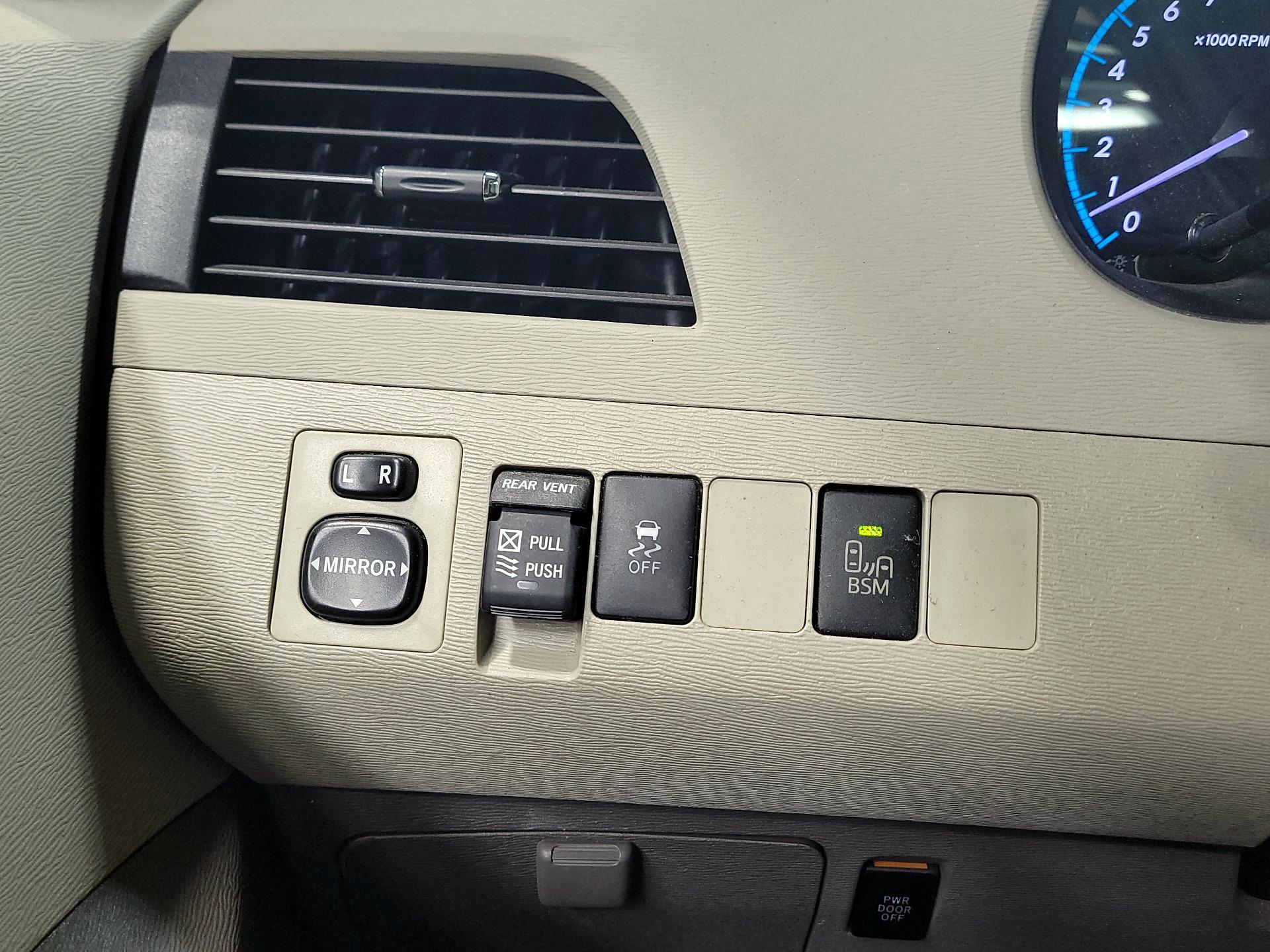 Thumbnail: 2014 Toyota Sienna - 13