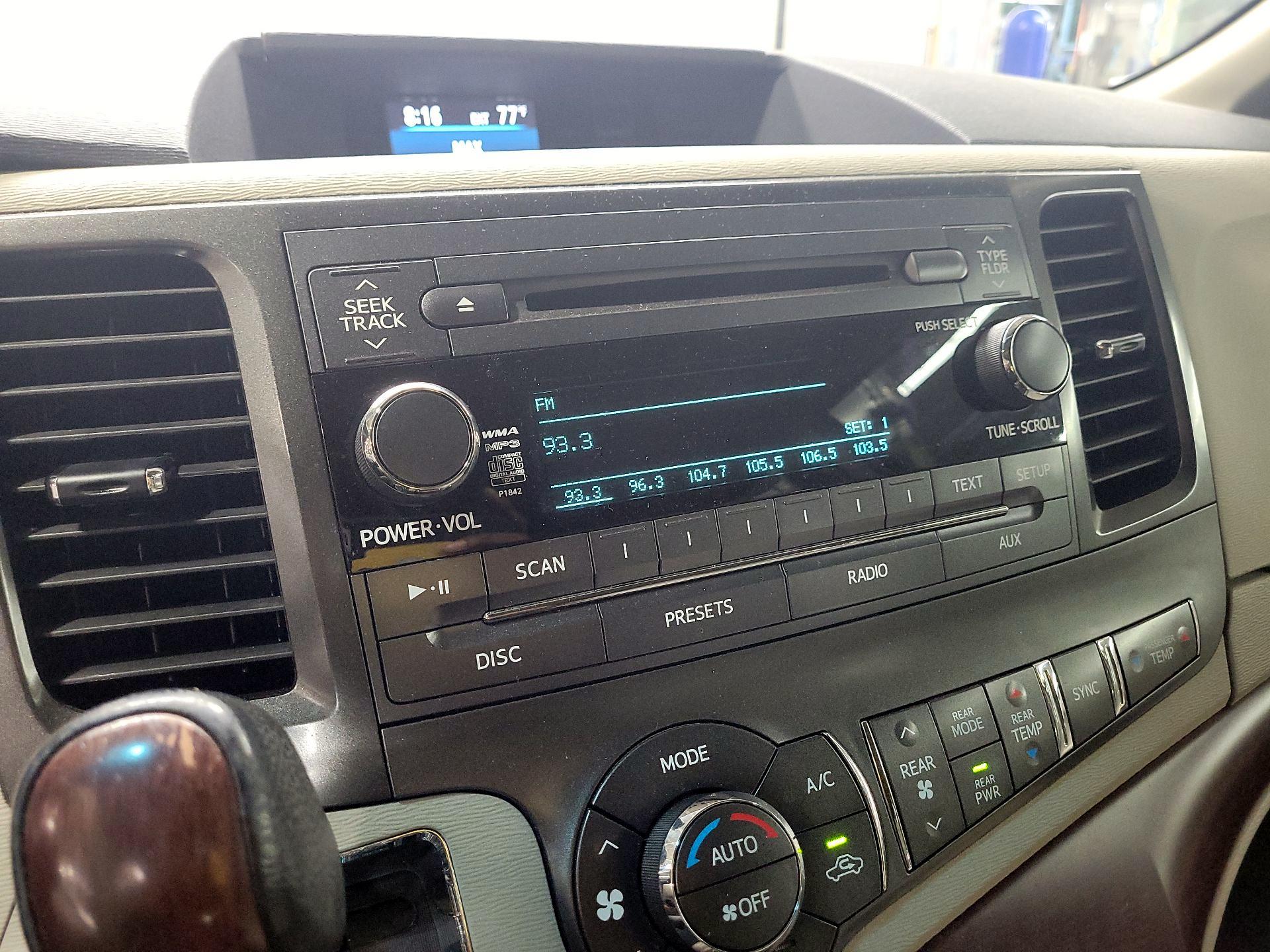 Thumbnail: 2014 Toyota Sienna - 14