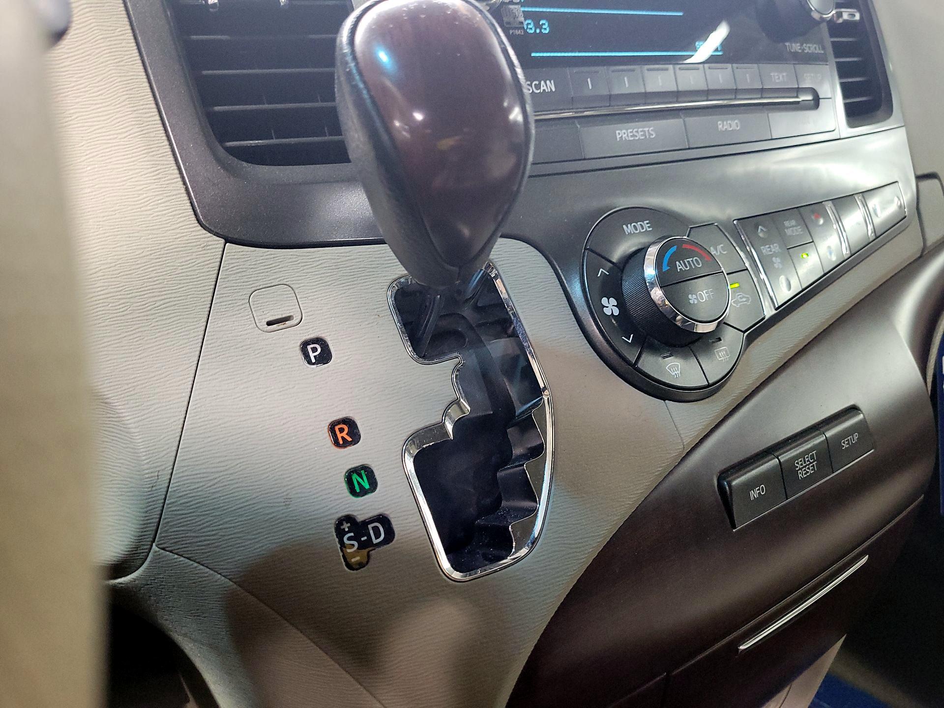 Thumbnail: 2014 Toyota Sienna - 16