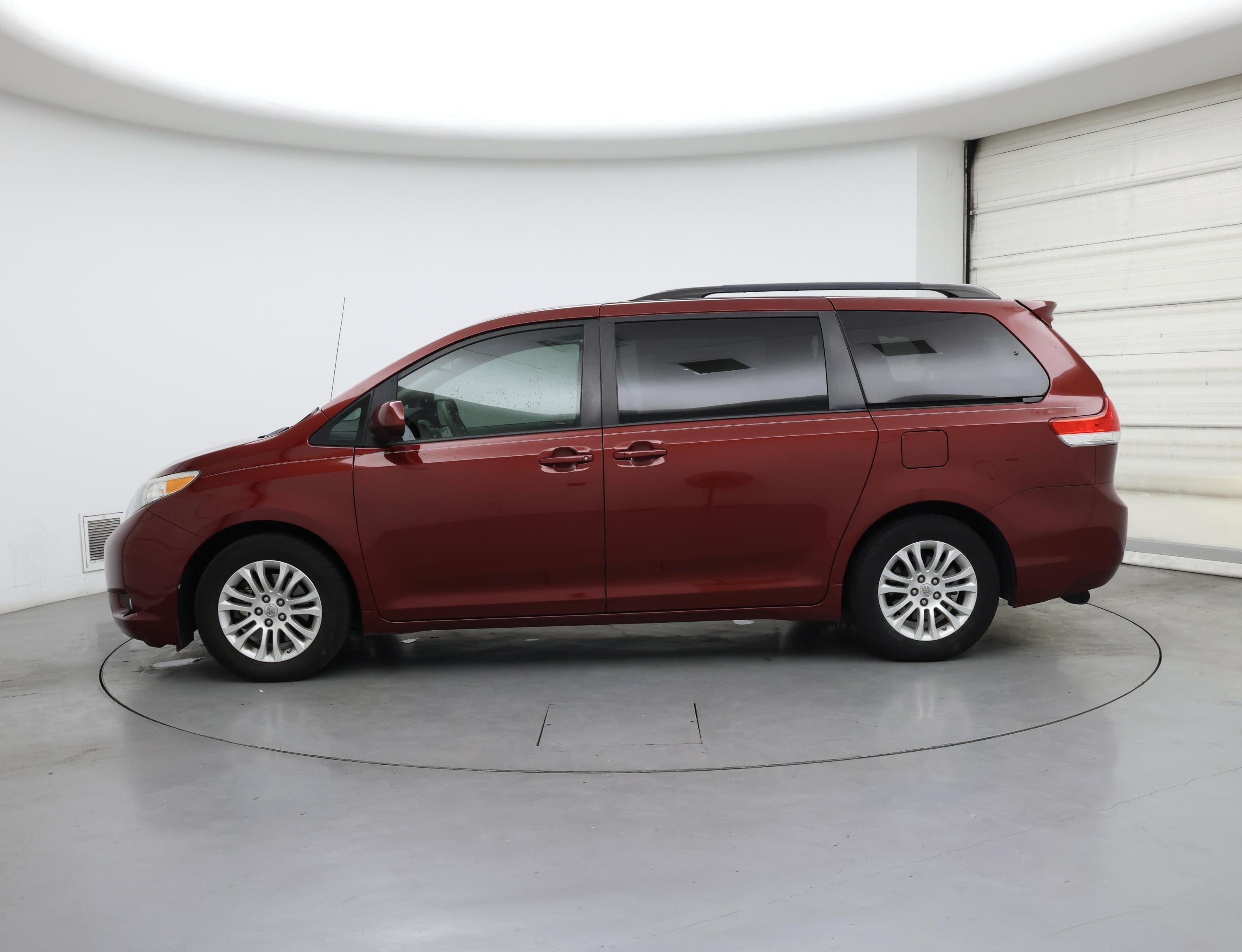 Thumbnail: 2014 Toyota Sienna - 3